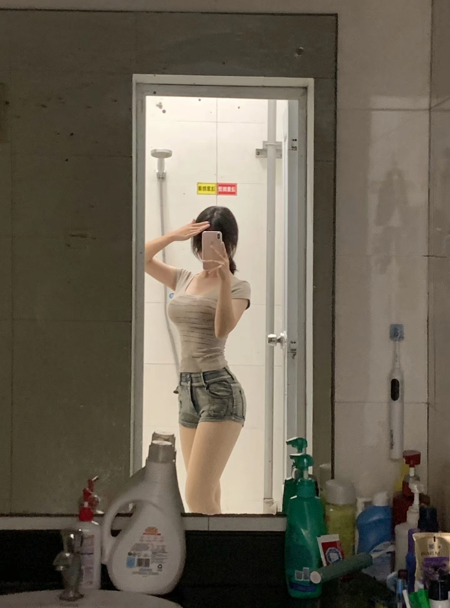 女人在浴室里拍个自拍。