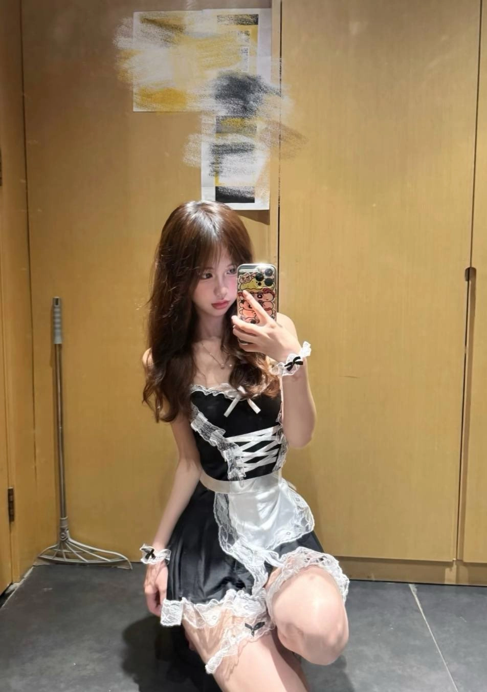 女人穿着黑白裙子拍自拍。