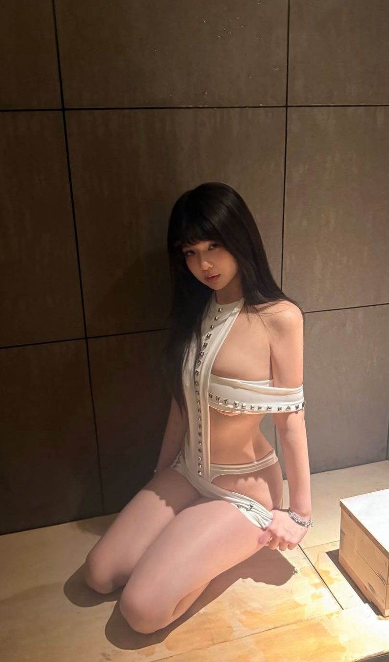 穿着白色服装的女人坐在桌子上。