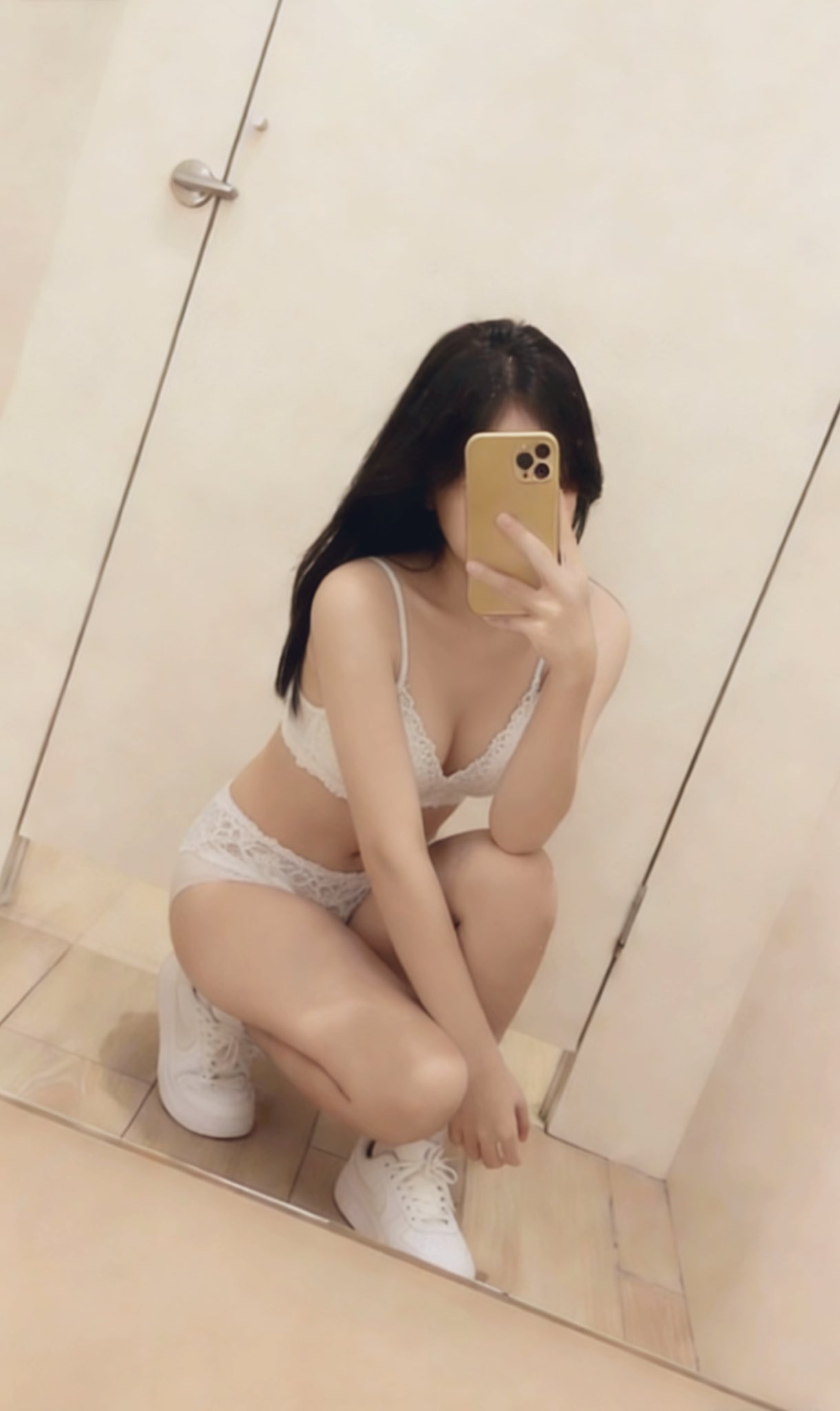 女人在镜子里拍自拍。