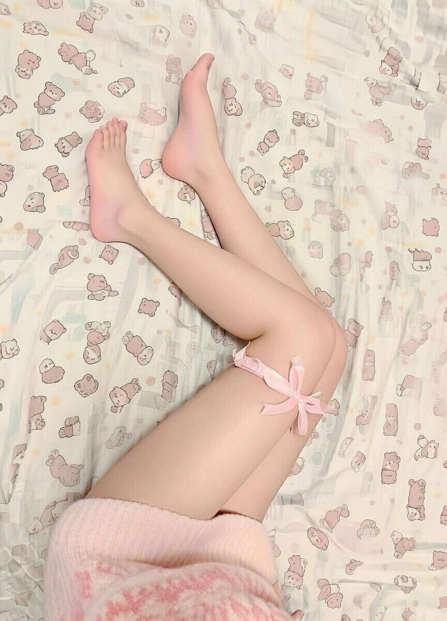 女人用粉红色的带在她的腿上。