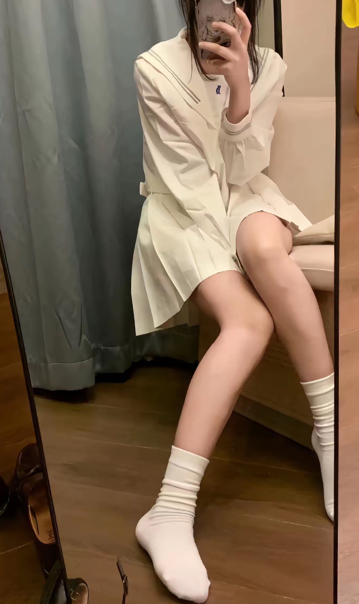 女人在镜子里拍自拍。