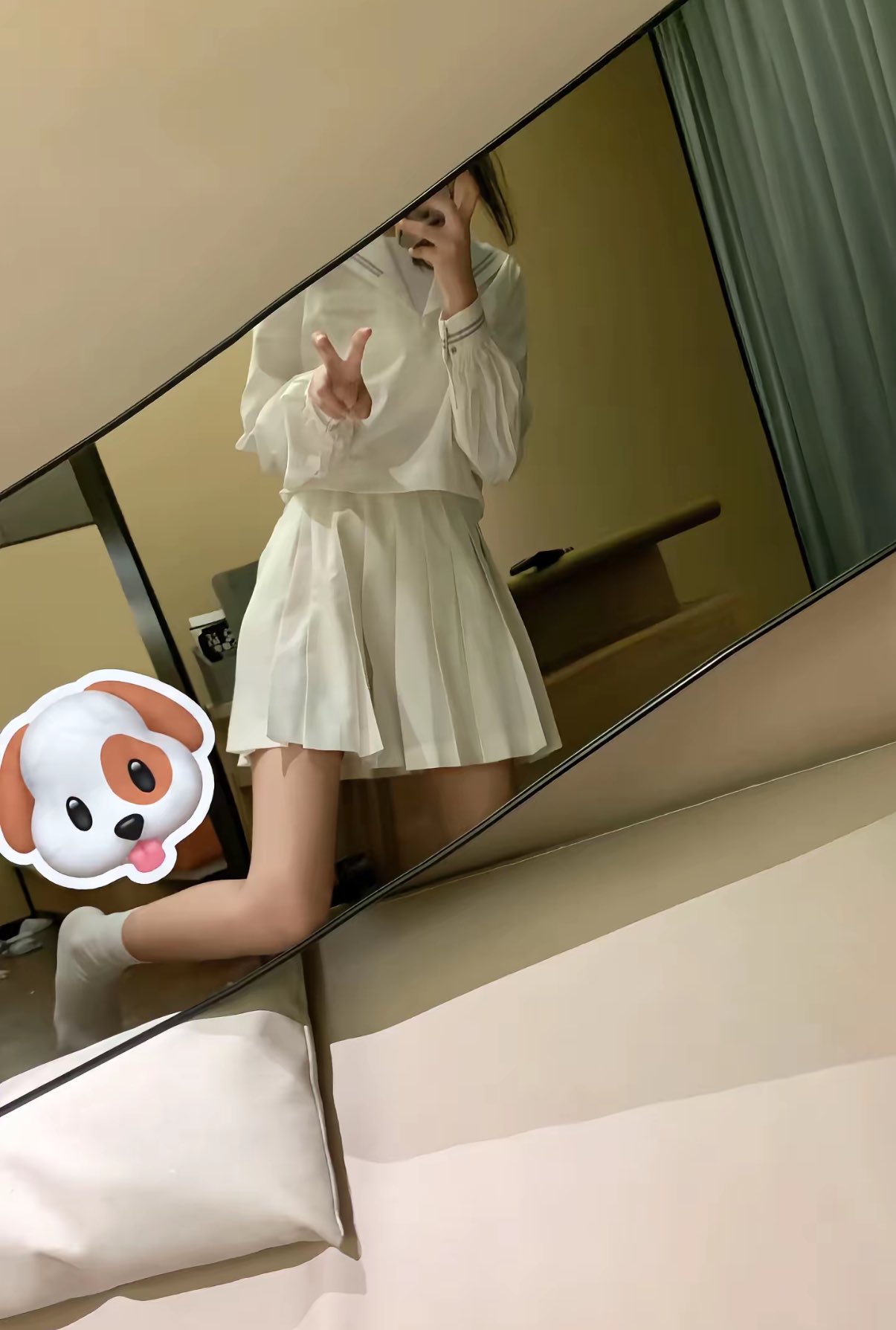 女人在镜子里拍自拍。