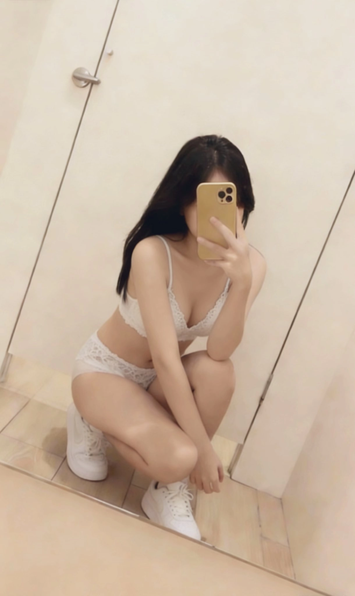 女人在镜子里拍自拍。