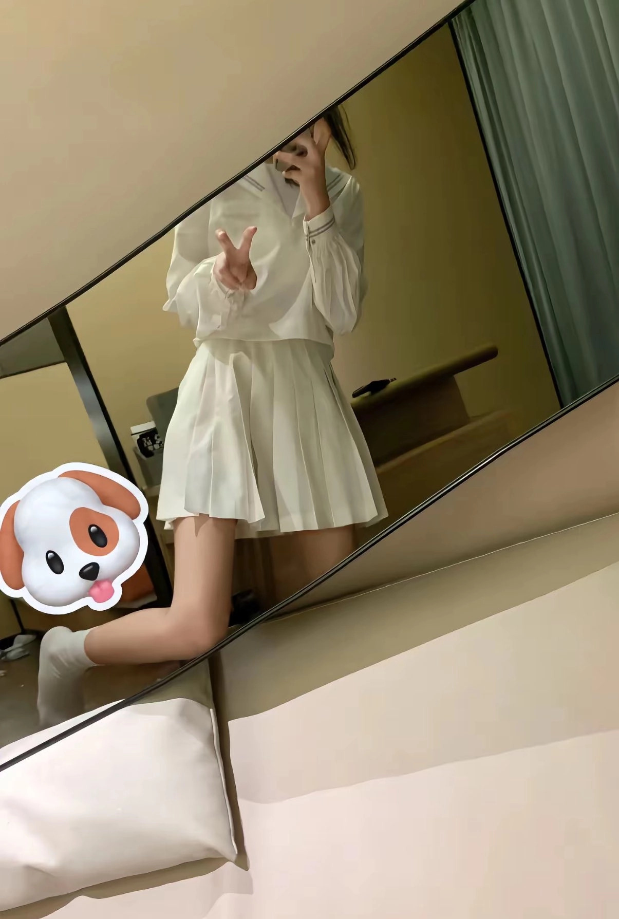 女人在镜子里拍自拍。