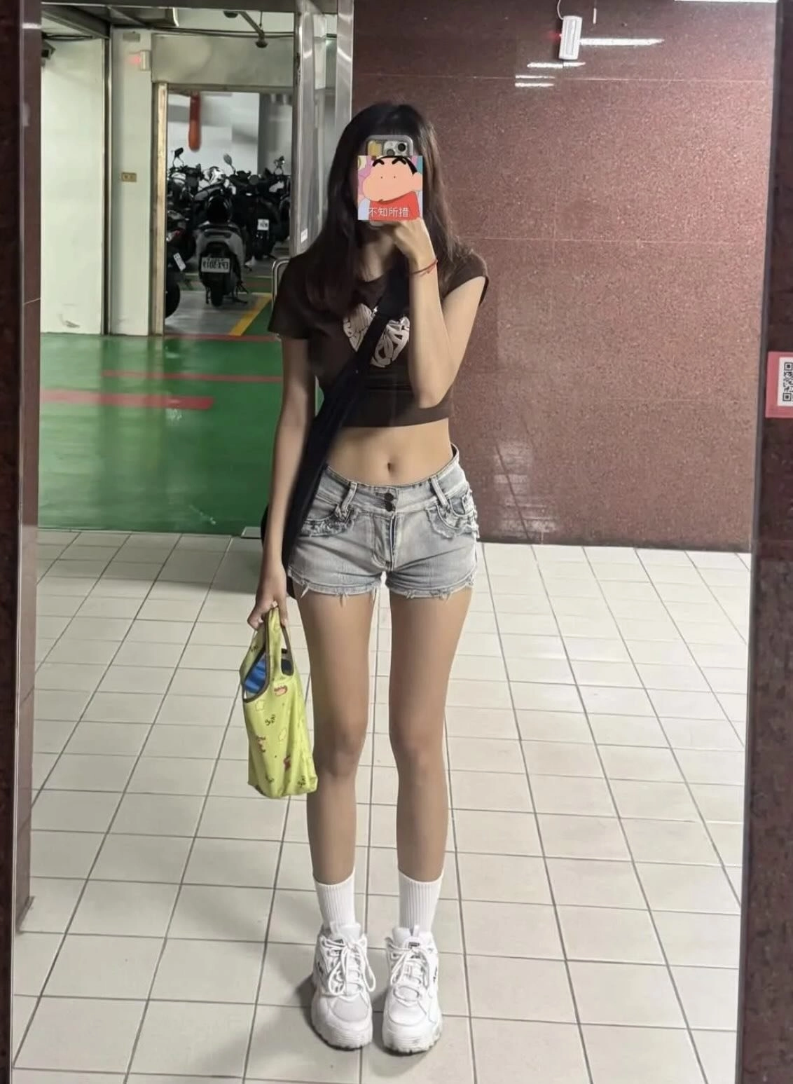 女人在手机上拍了一张卡通脸的自拍。