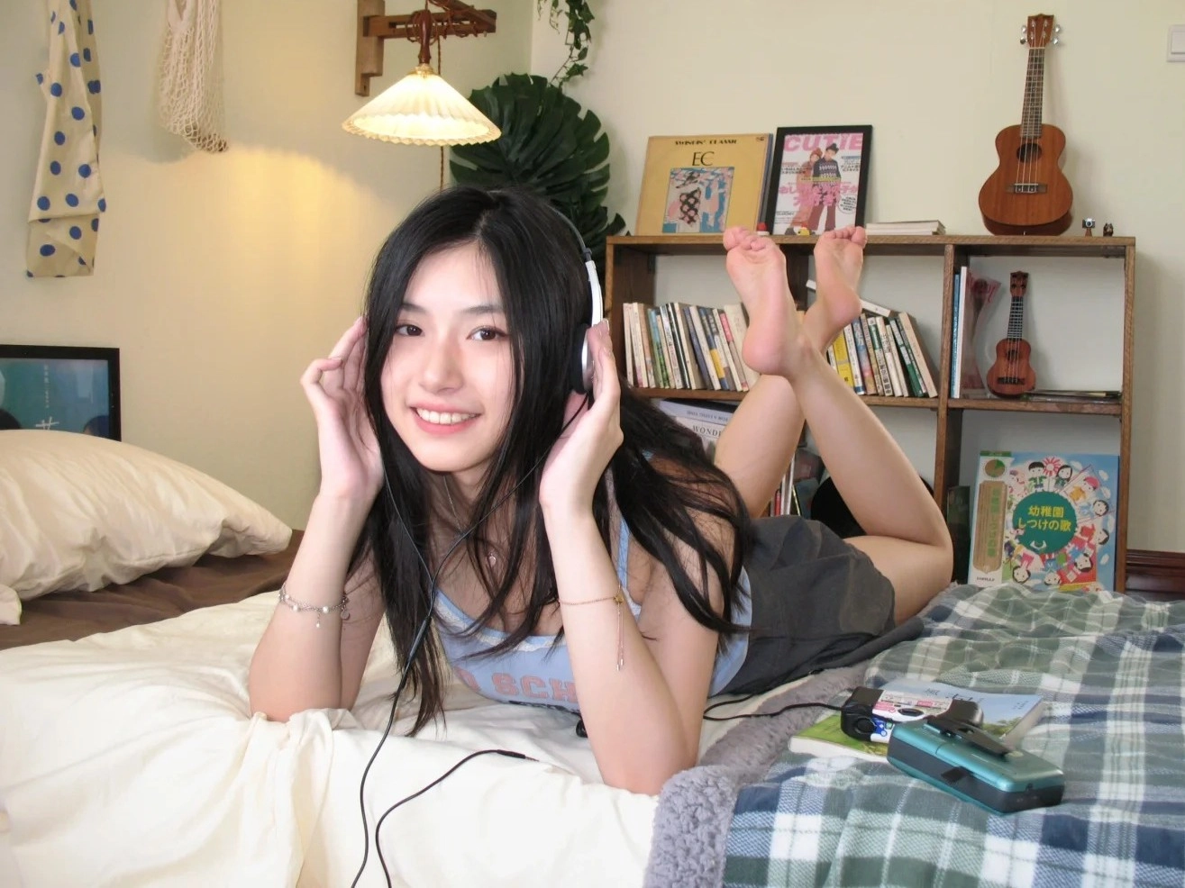 戴耳机的女人躺在床上。