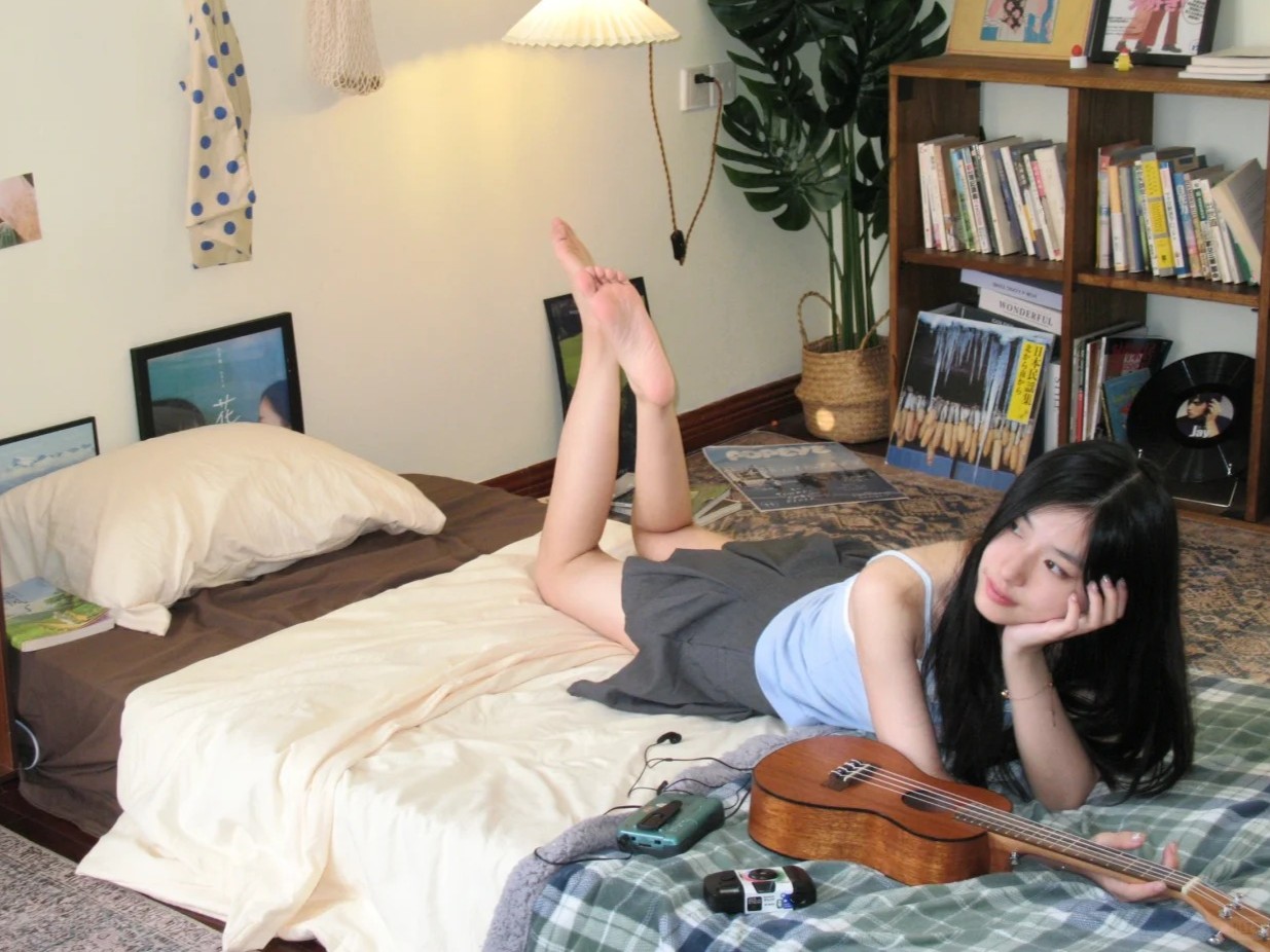 戴耳机的女人躺在床上。