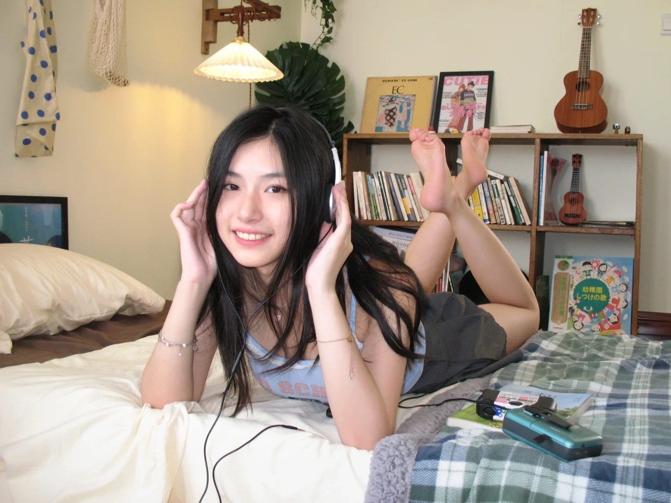 戴耳机的女人躺在床上。