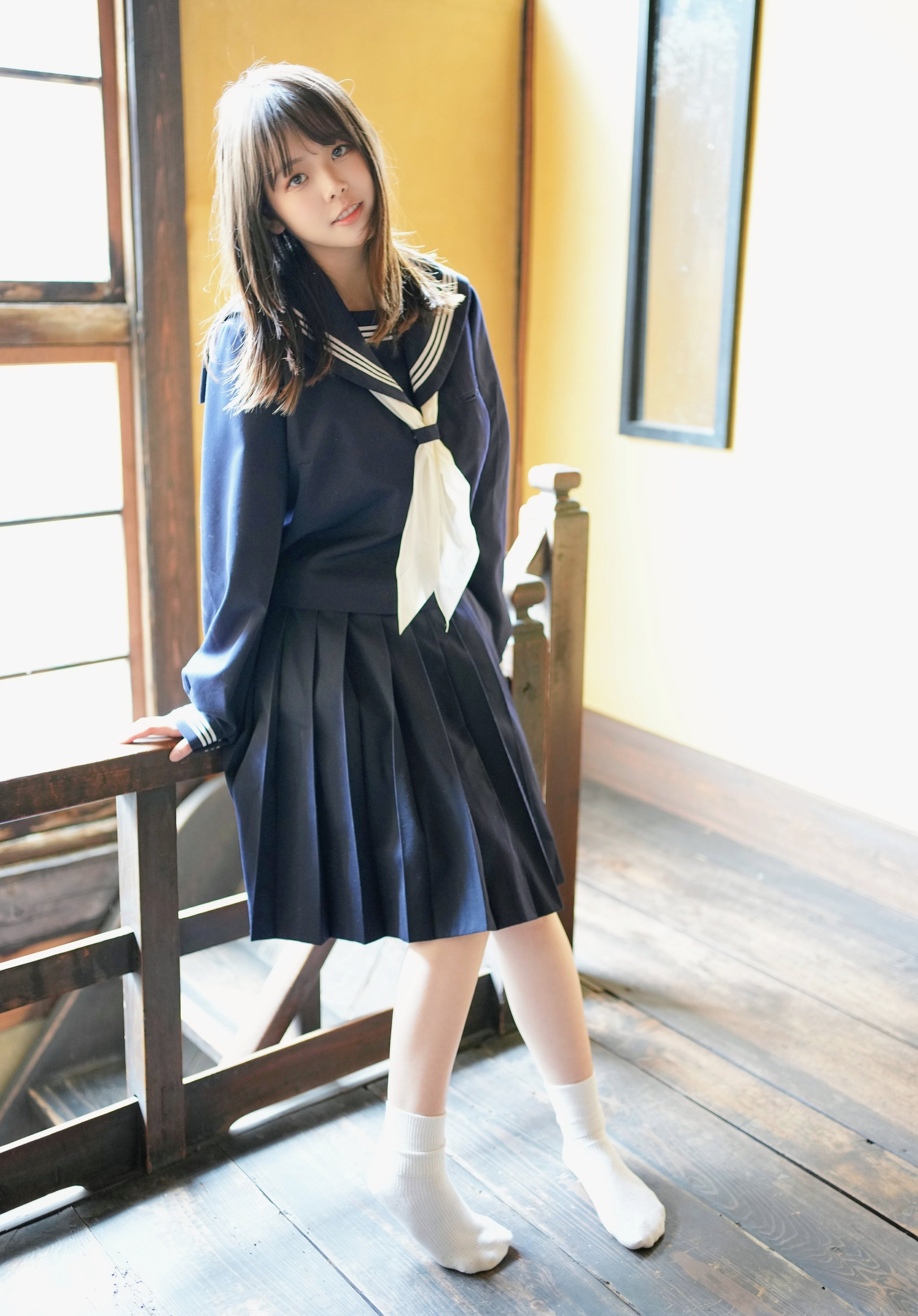 穿着蓝色衬衫和白色弓的女孩。