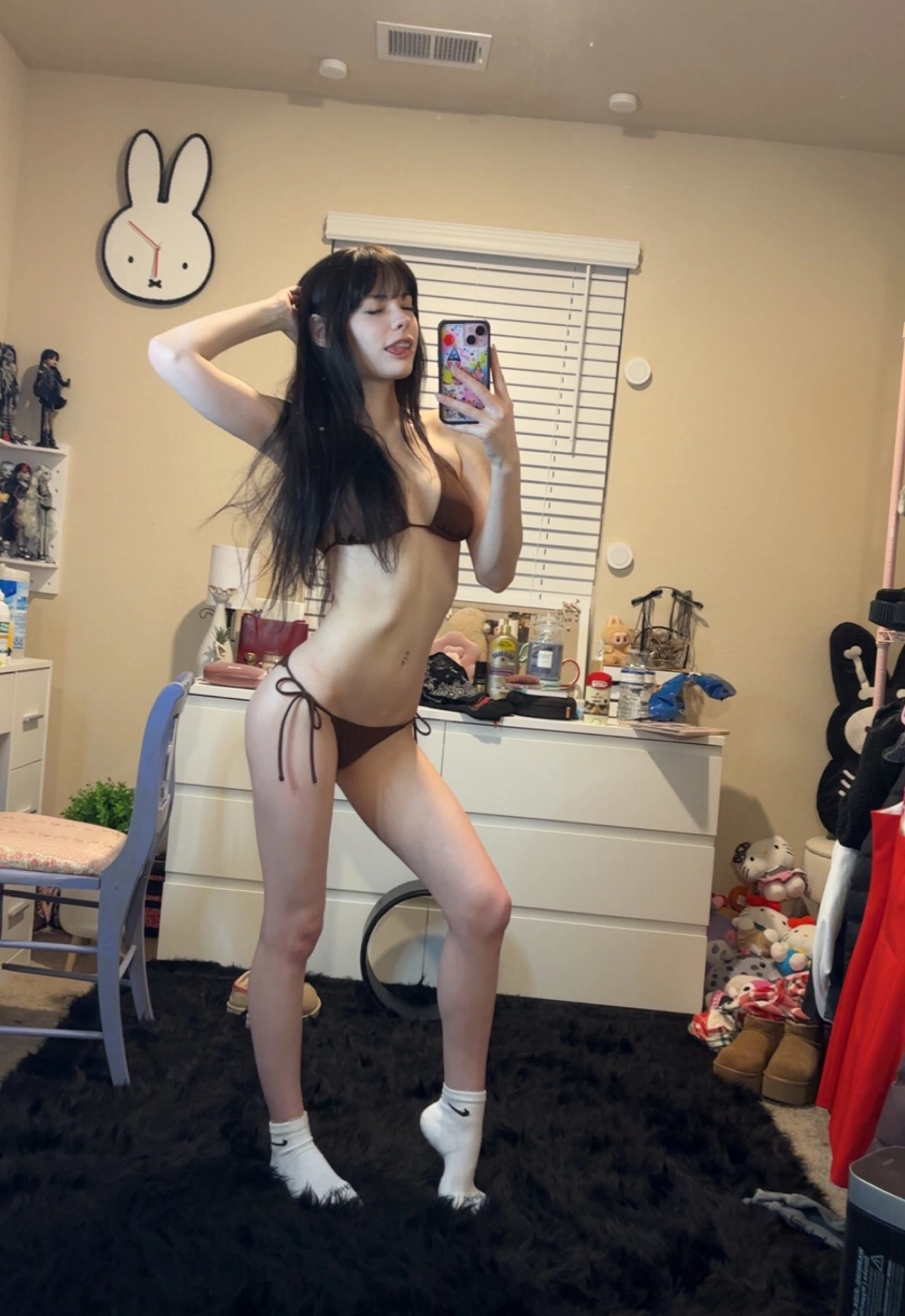 穿比基尼的女人拍了一张自拍。