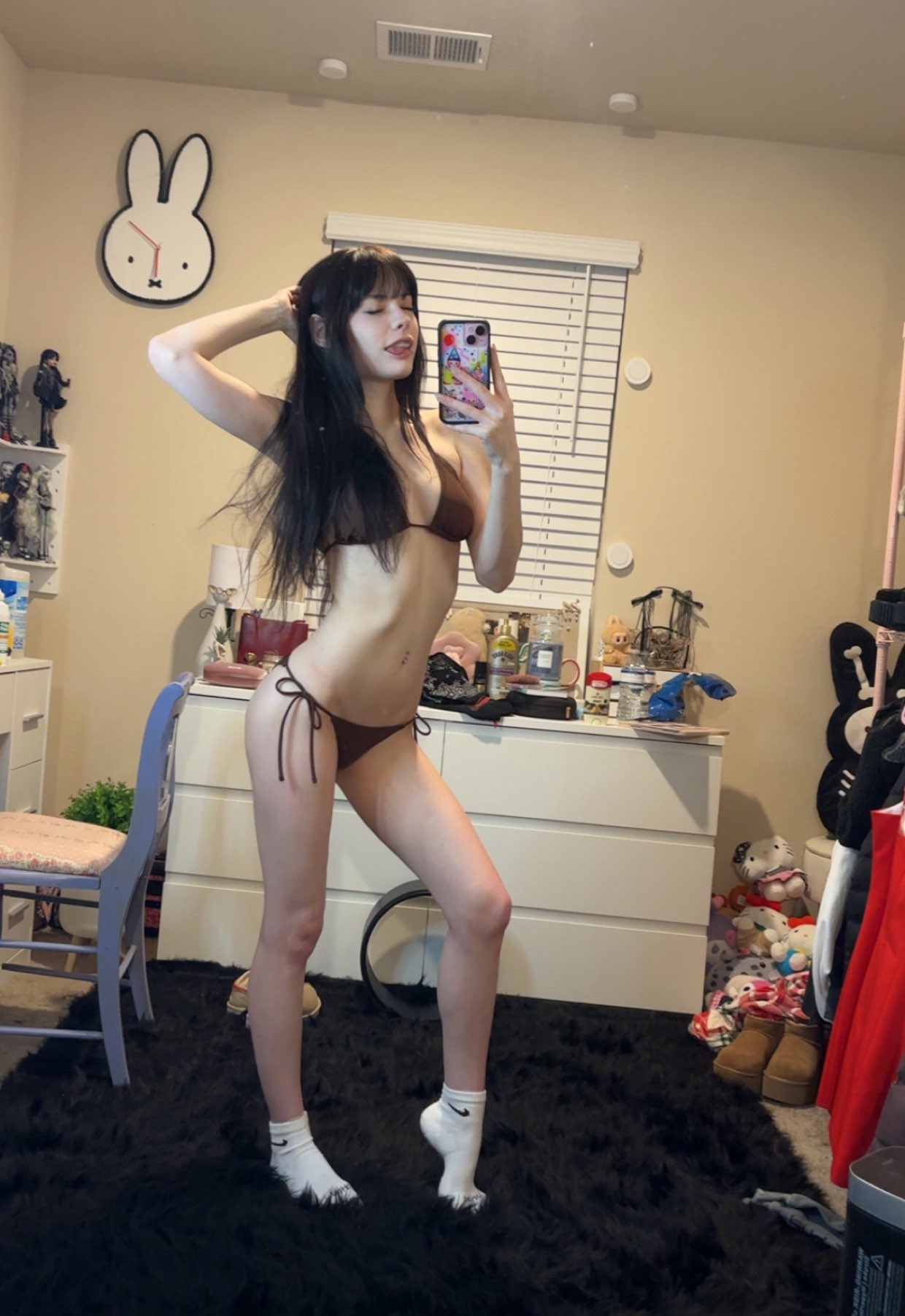 穿比基尼的女人拍了一张自拍。