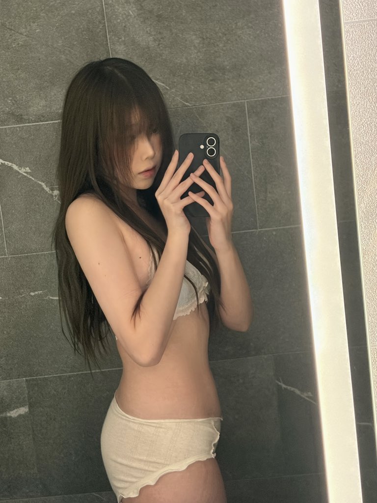 女人在镜子里拍自拍。