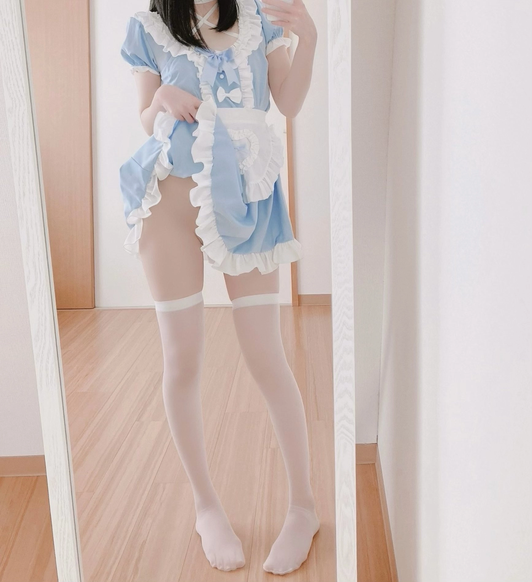 穿着蓝色裙子和白色裤子的女人为一张照片。