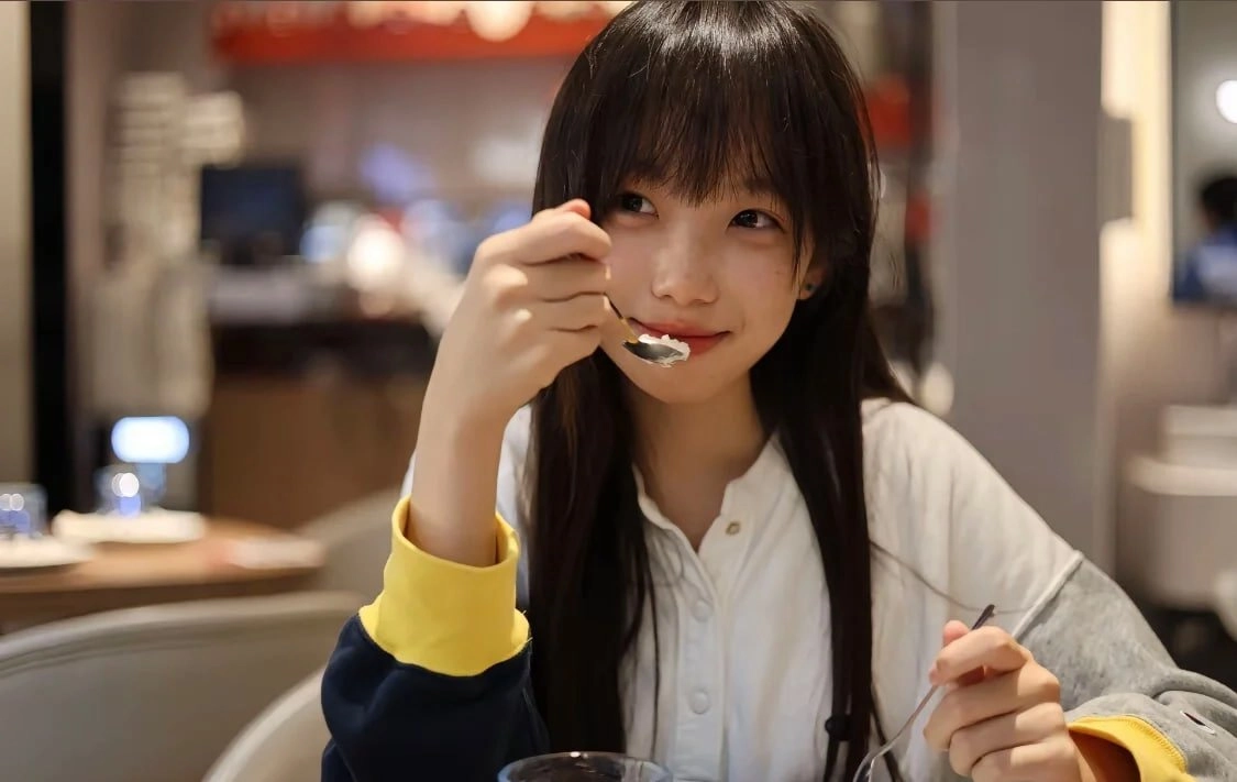 女孩吃了一碗食物。