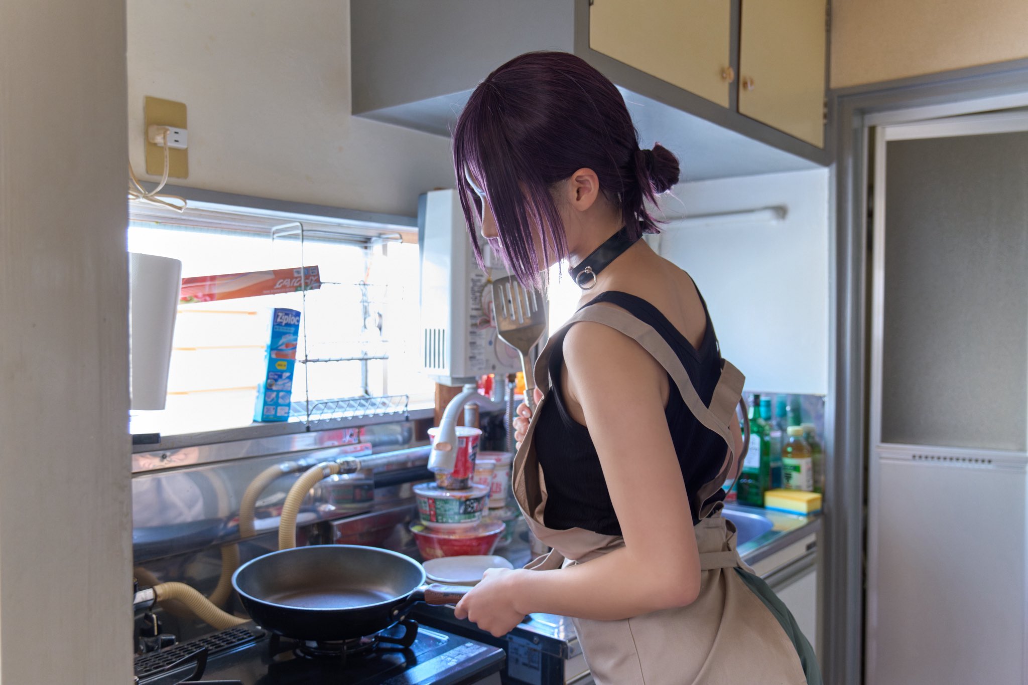 紫色头发的女人躺在冰箱里。