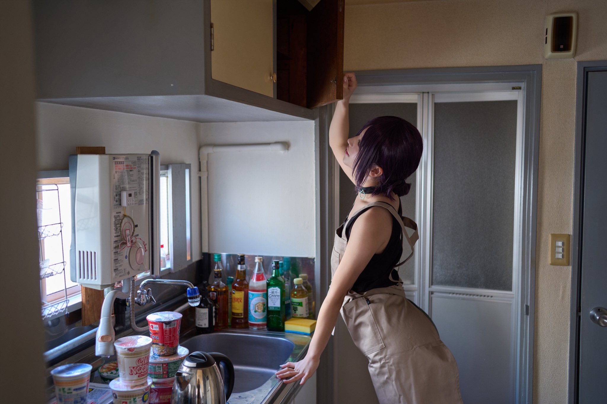 紫色头发的女人躺在冰箱里。