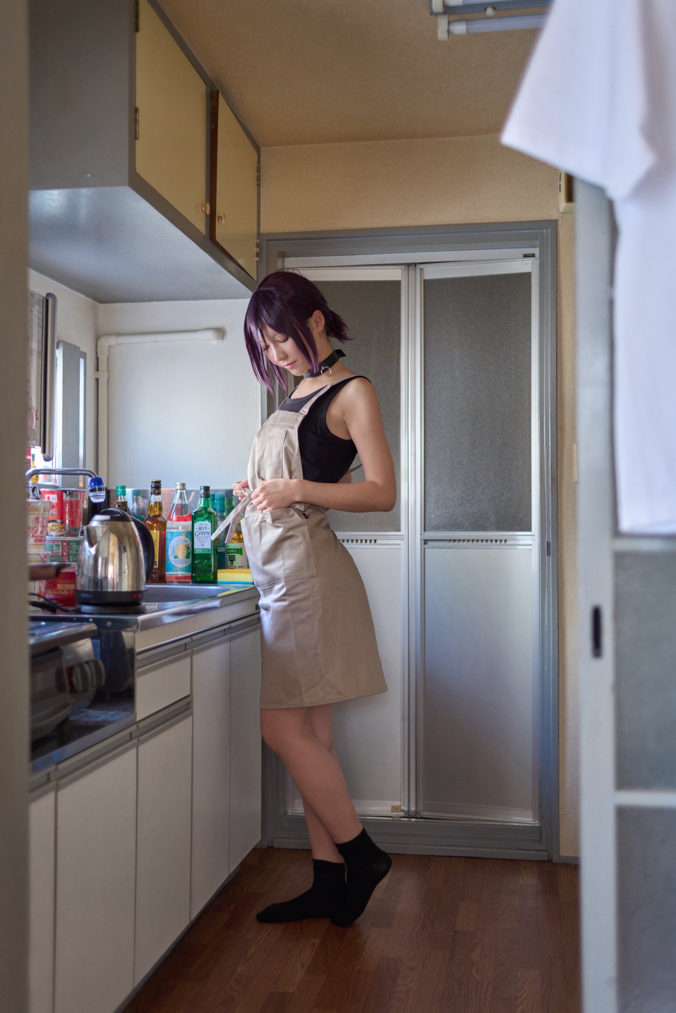 紫色头发的女人躺在冰箱里。