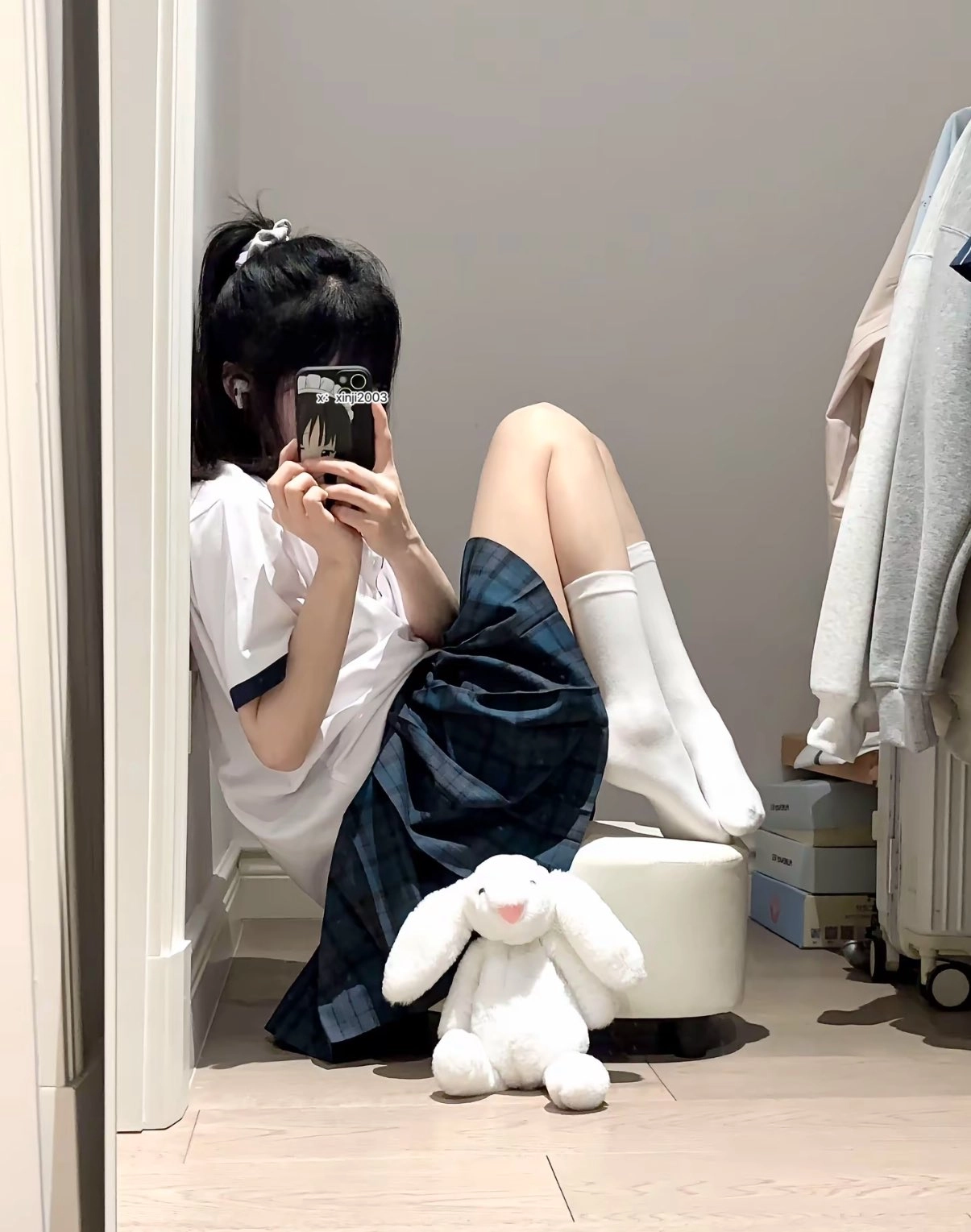 女孩带着一只小兔子拍自拍。