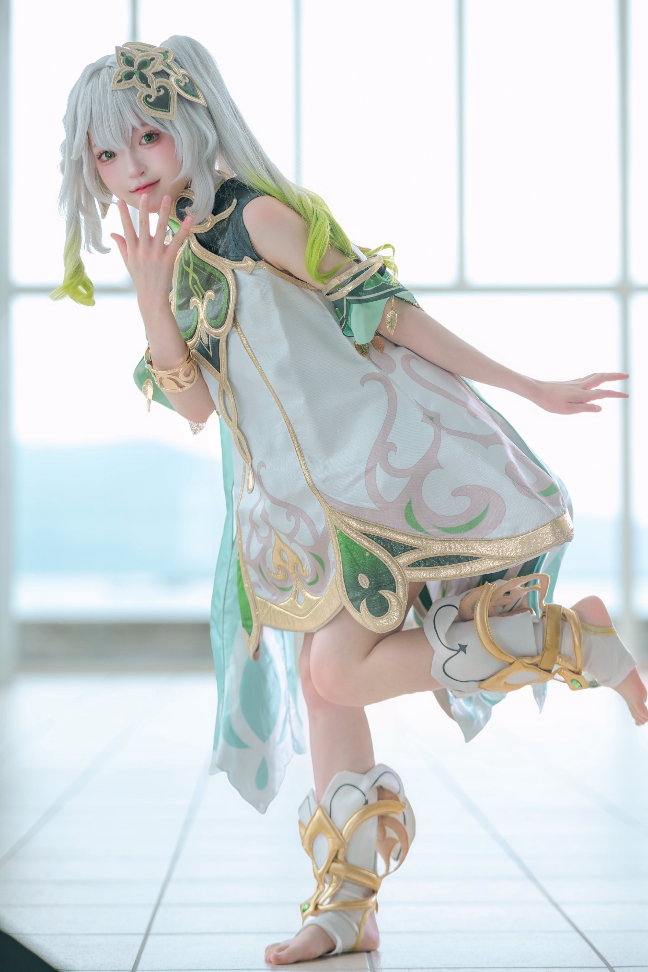 穿着白色和绿色衣服的女人为一张照片。