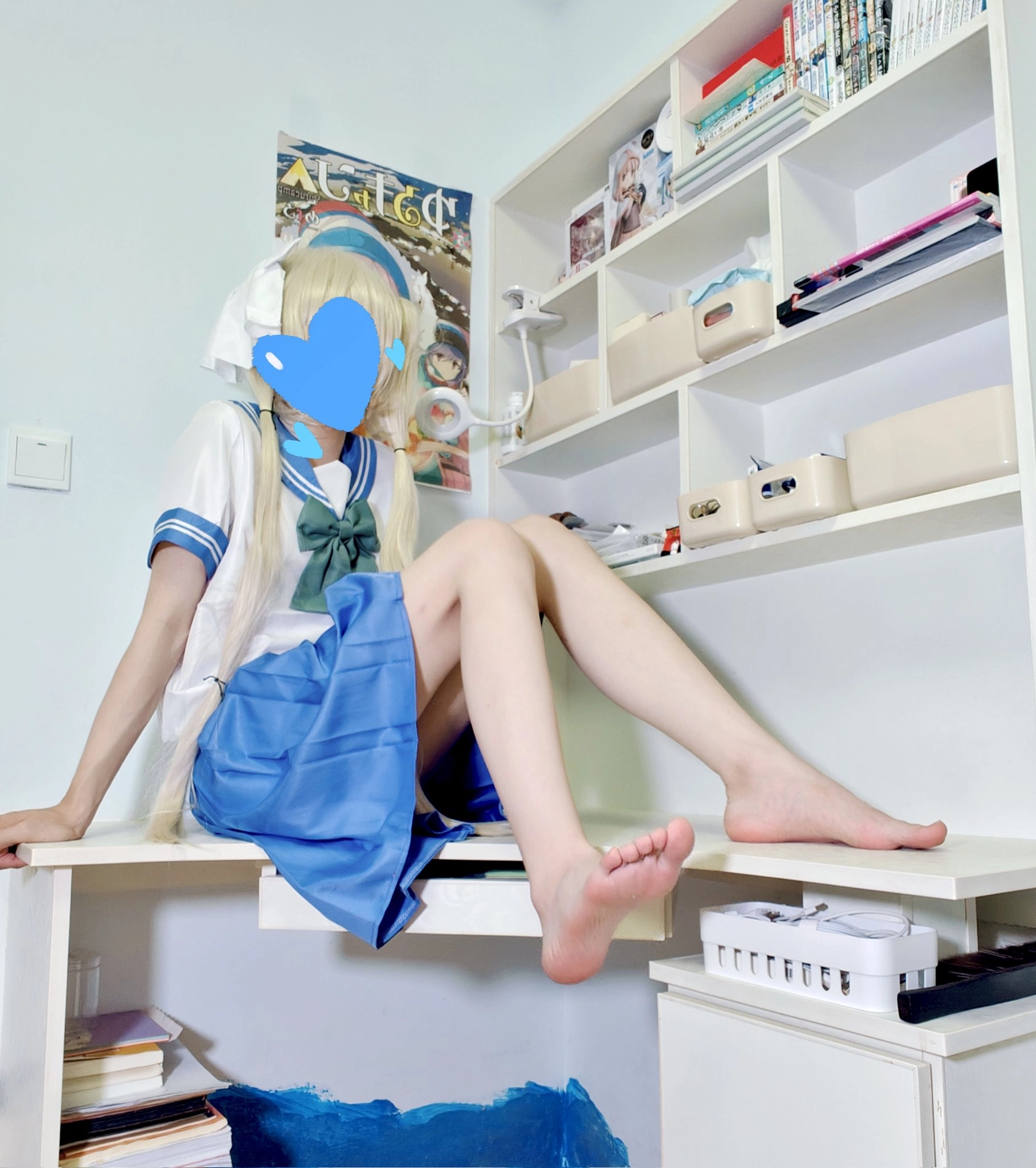 穿着蓝色水手服的女孩坐在一张桌子上。