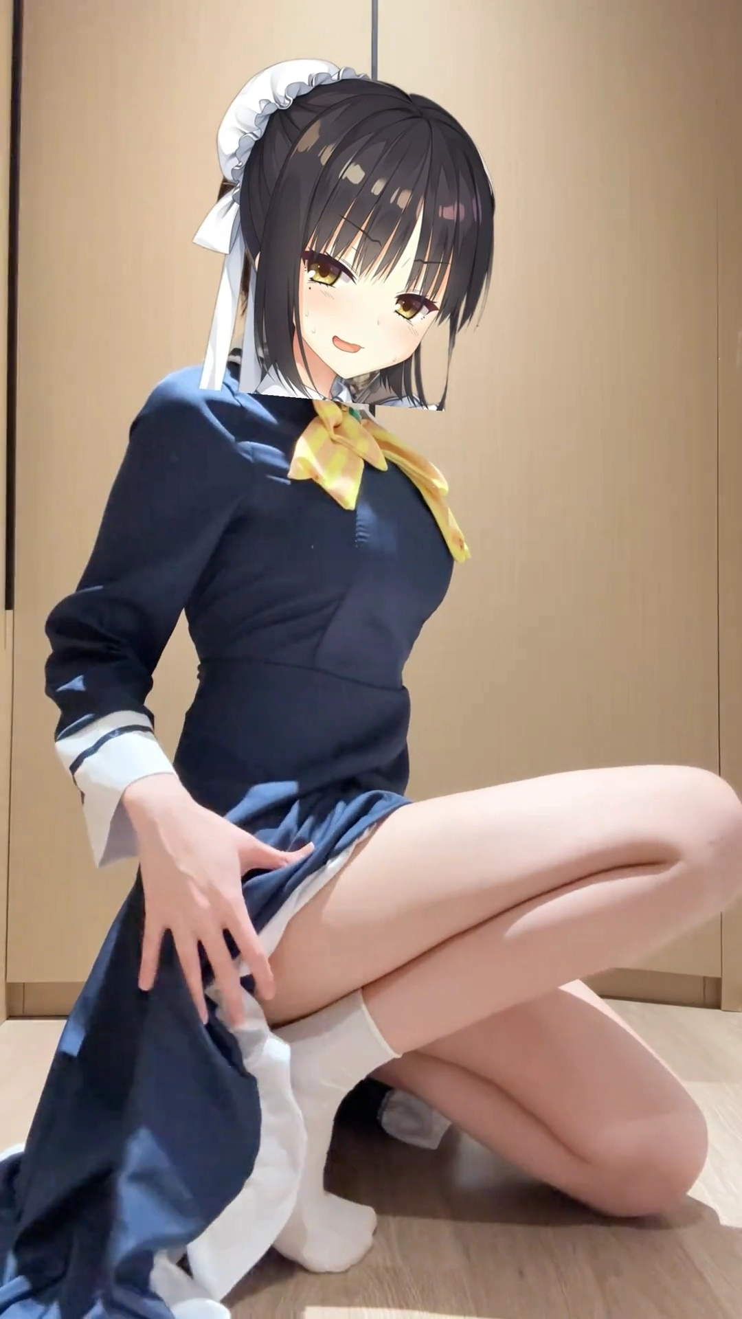 穿着蓝色裙子和黄色弓的女人。