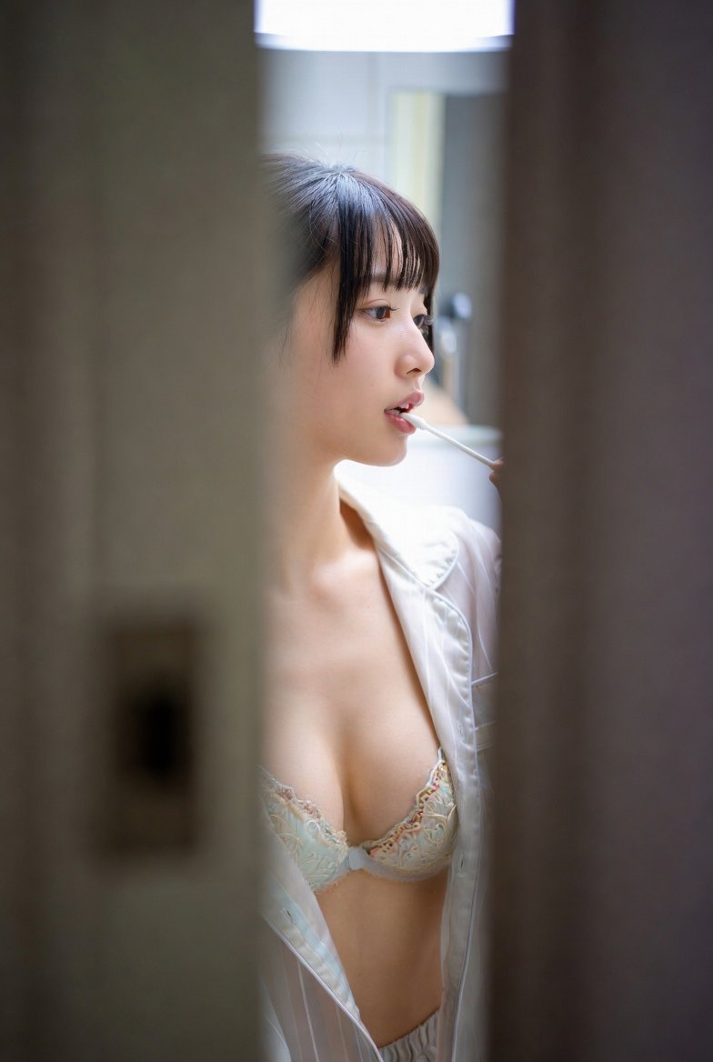 女人在镜子前刷牙。