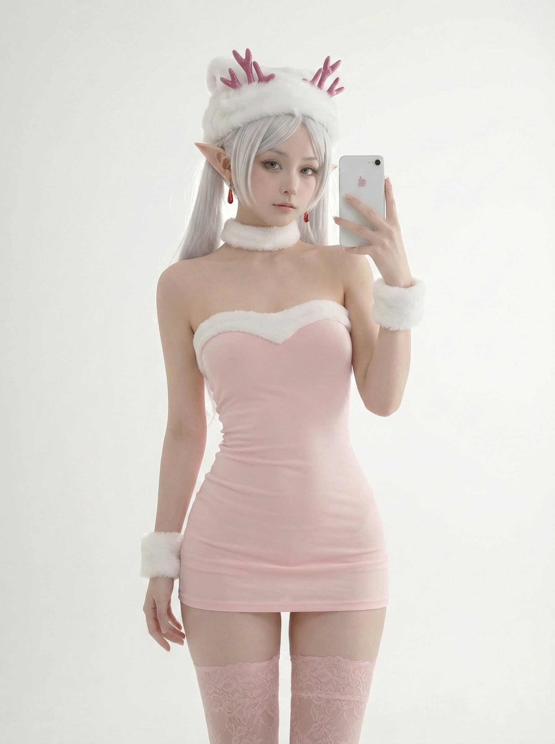 一位穿着白色和粉红色的女士用iPhone拍了个自拍。