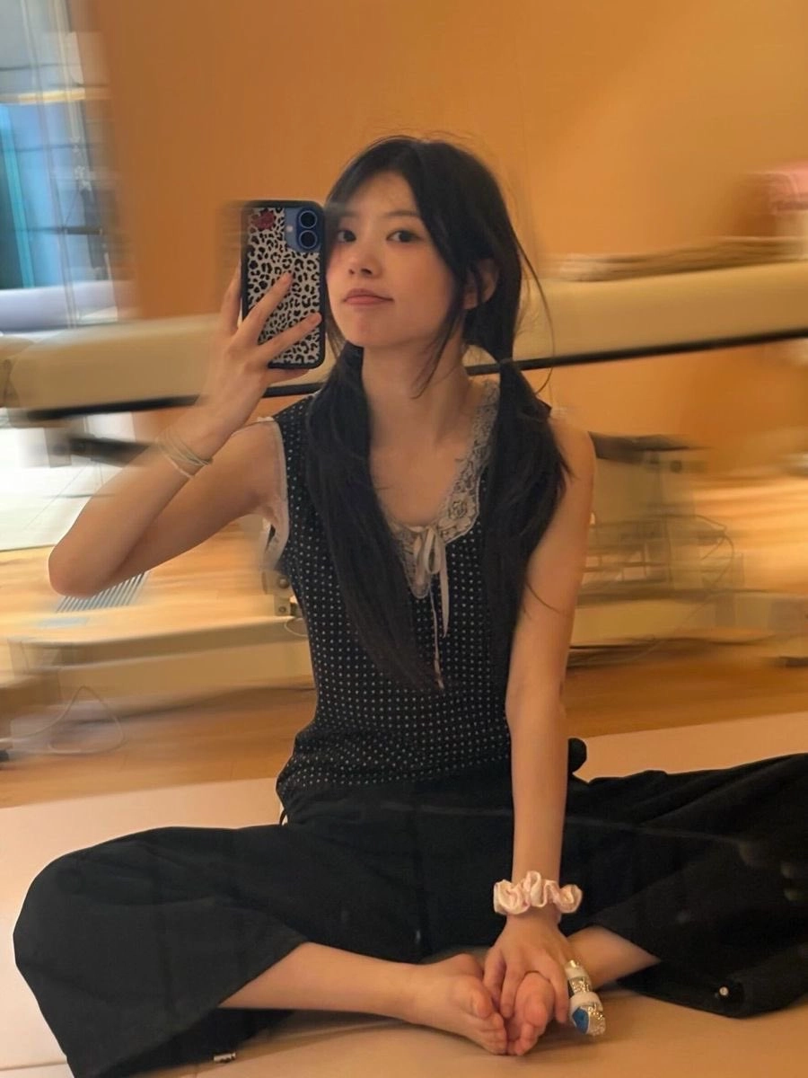 女孩在镜子前拍自拍。