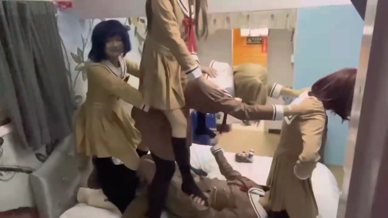 一群女孩在床上玩耍。