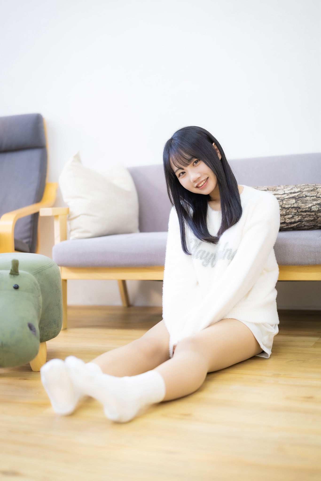 穿着白色衬衫的女人坐在沙发上。