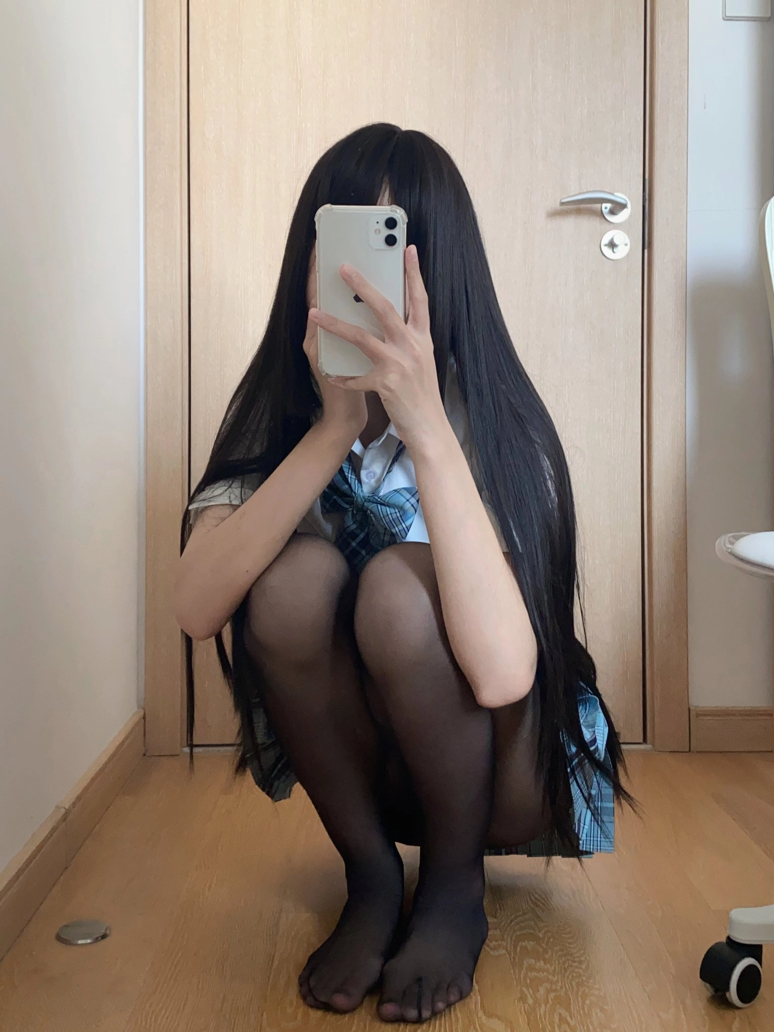 长头发和蓝色裙子的女人拍了一张自拍。