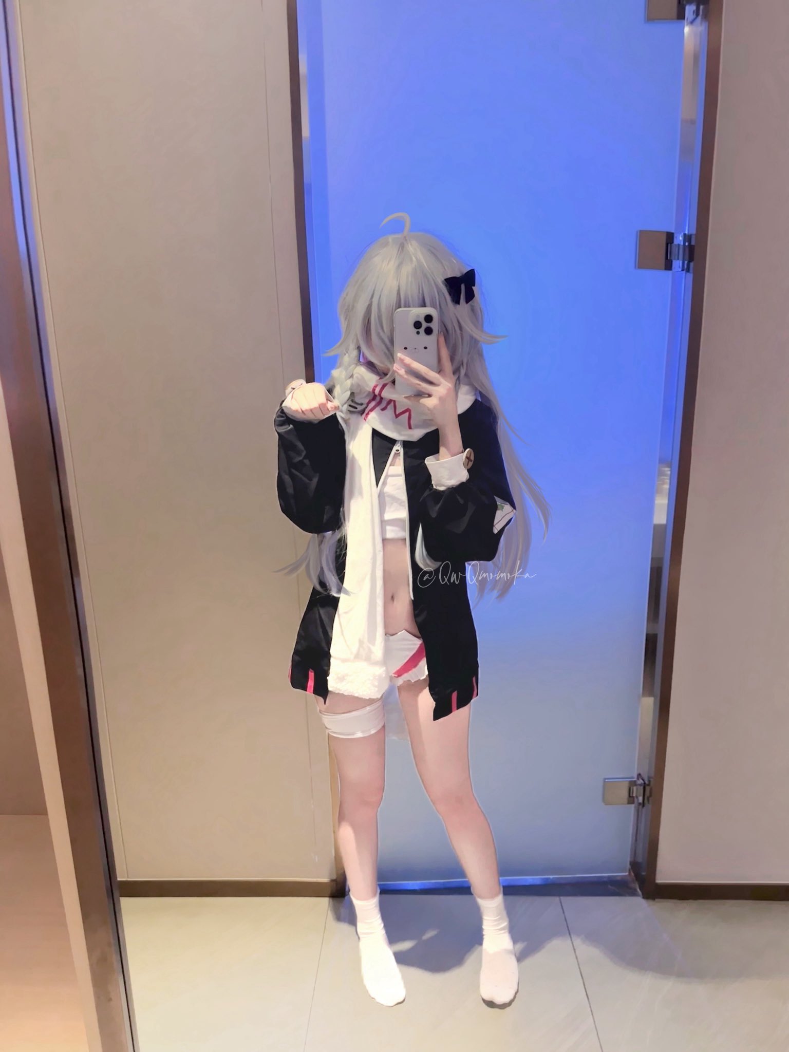 女孩在镜子里拍自拍。