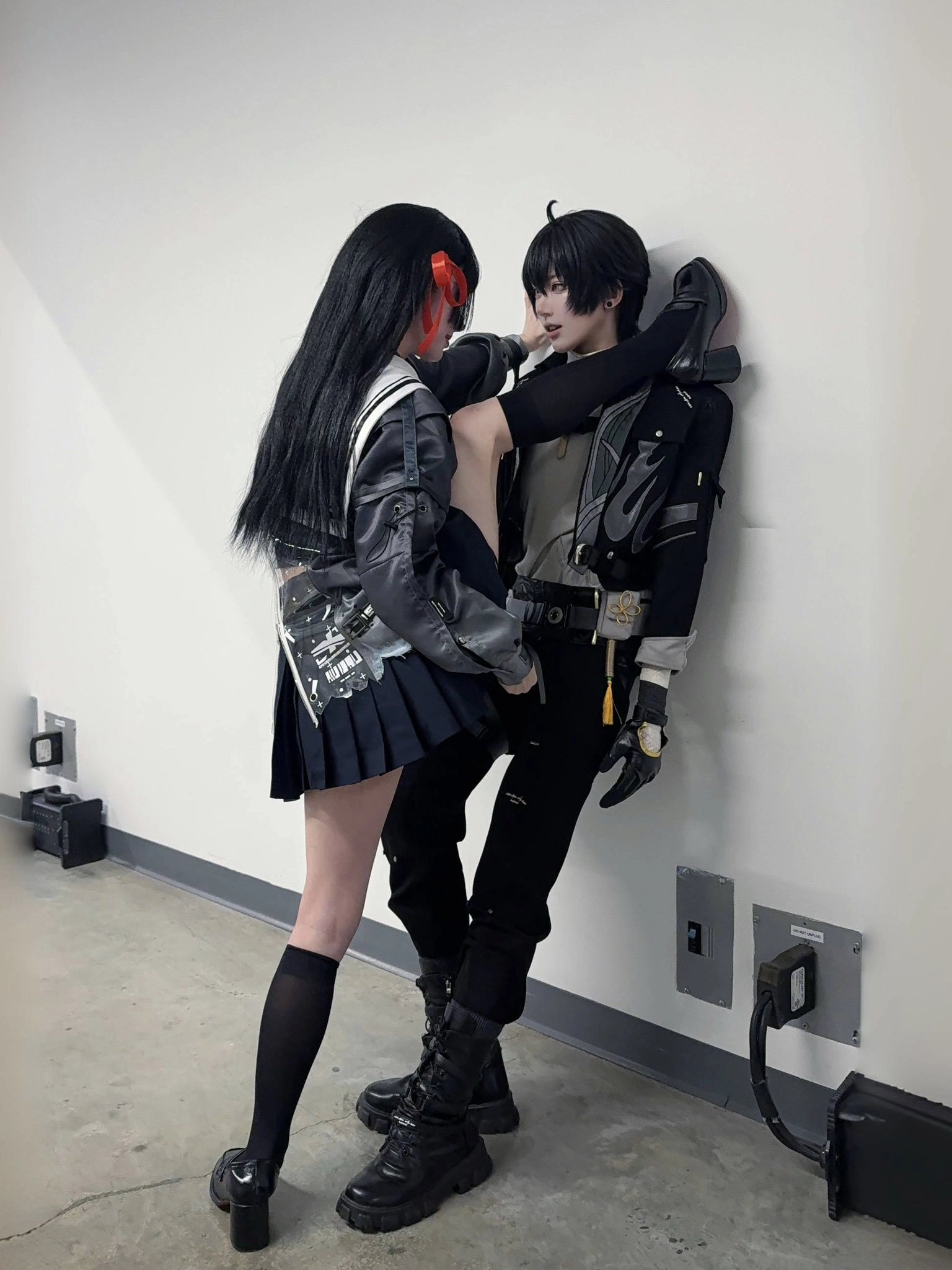 穿着女校制服的女人被一个男人抓住。