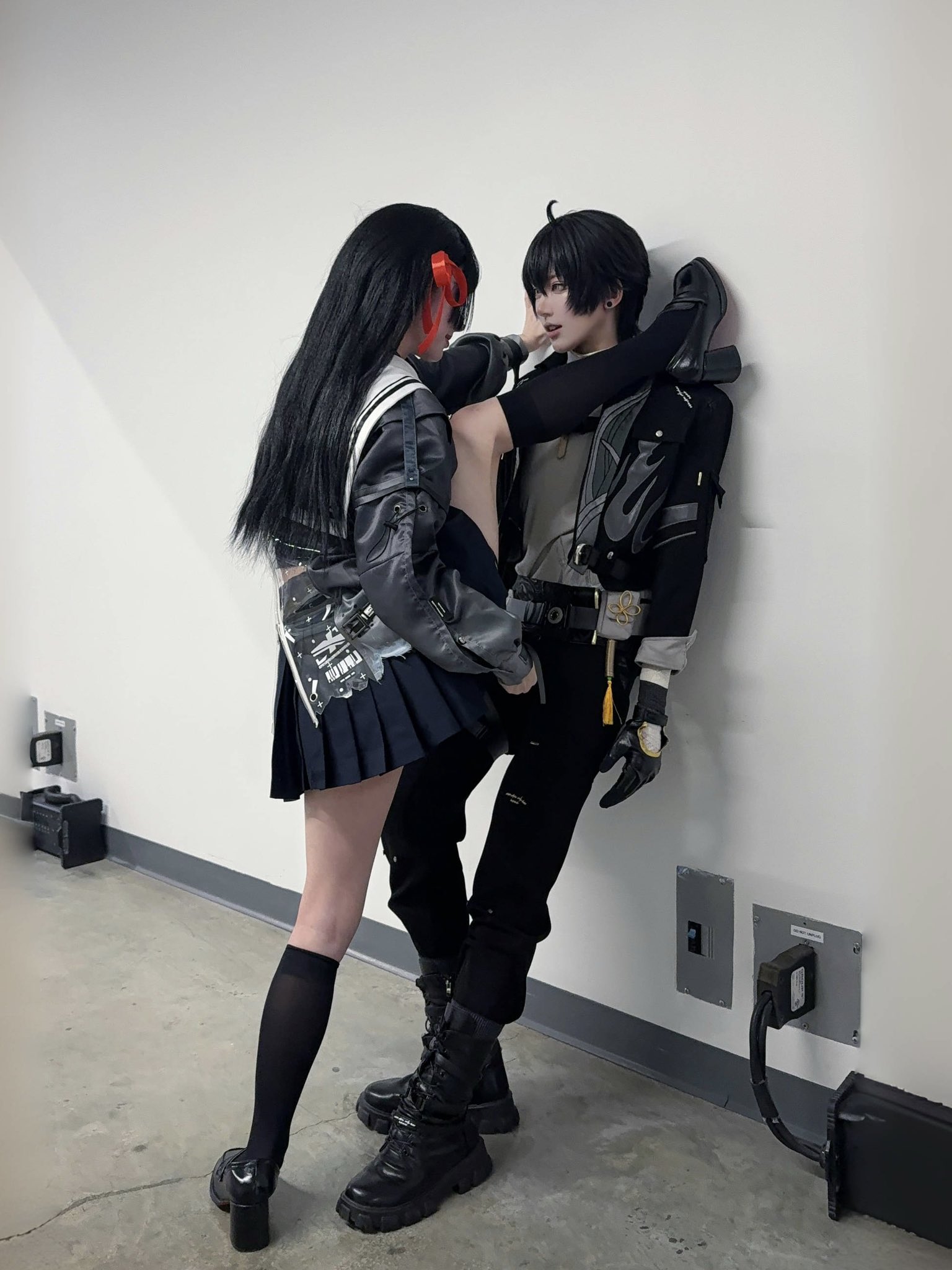 穿着女校制服的女人被一个男人抓住。