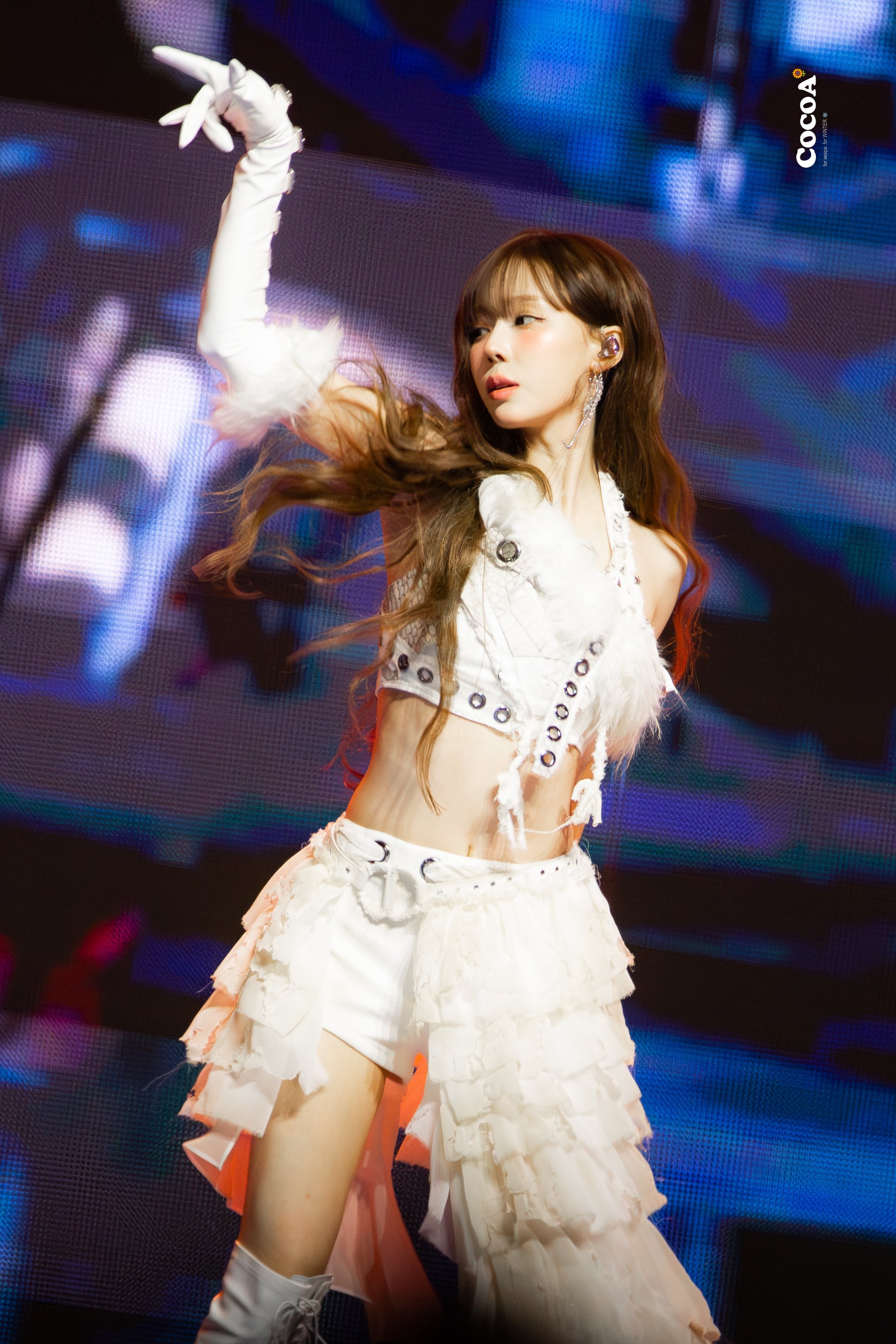 红头发和白衣的女人在舞台上表演。