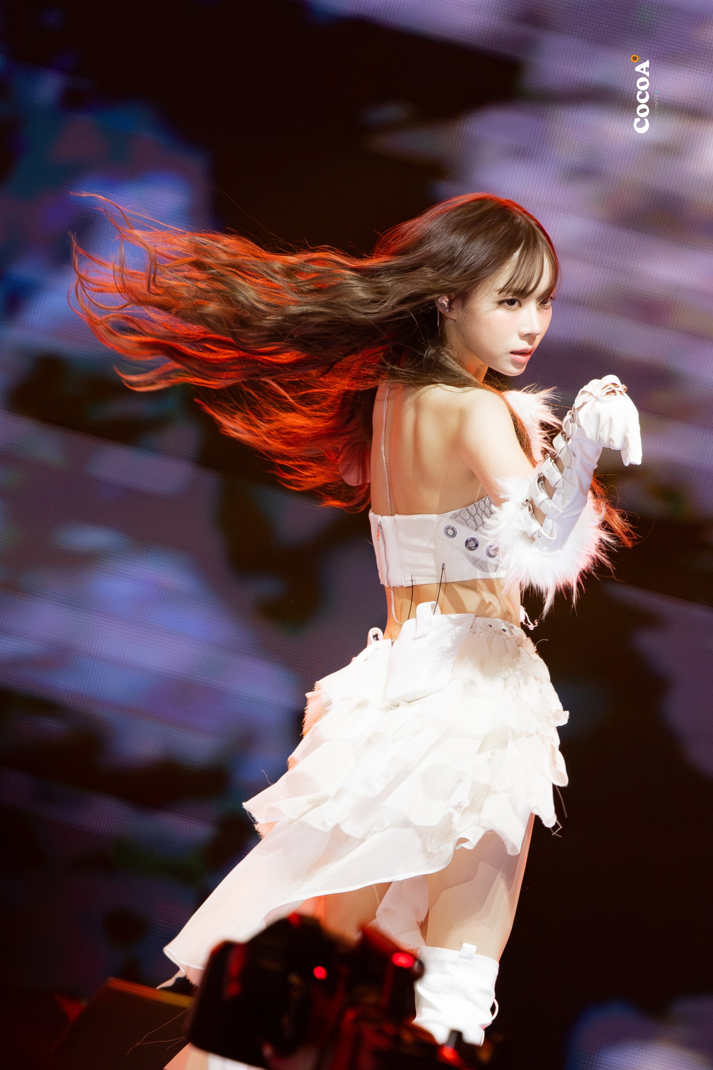 红头发和白衣的女人在舞台上表演。