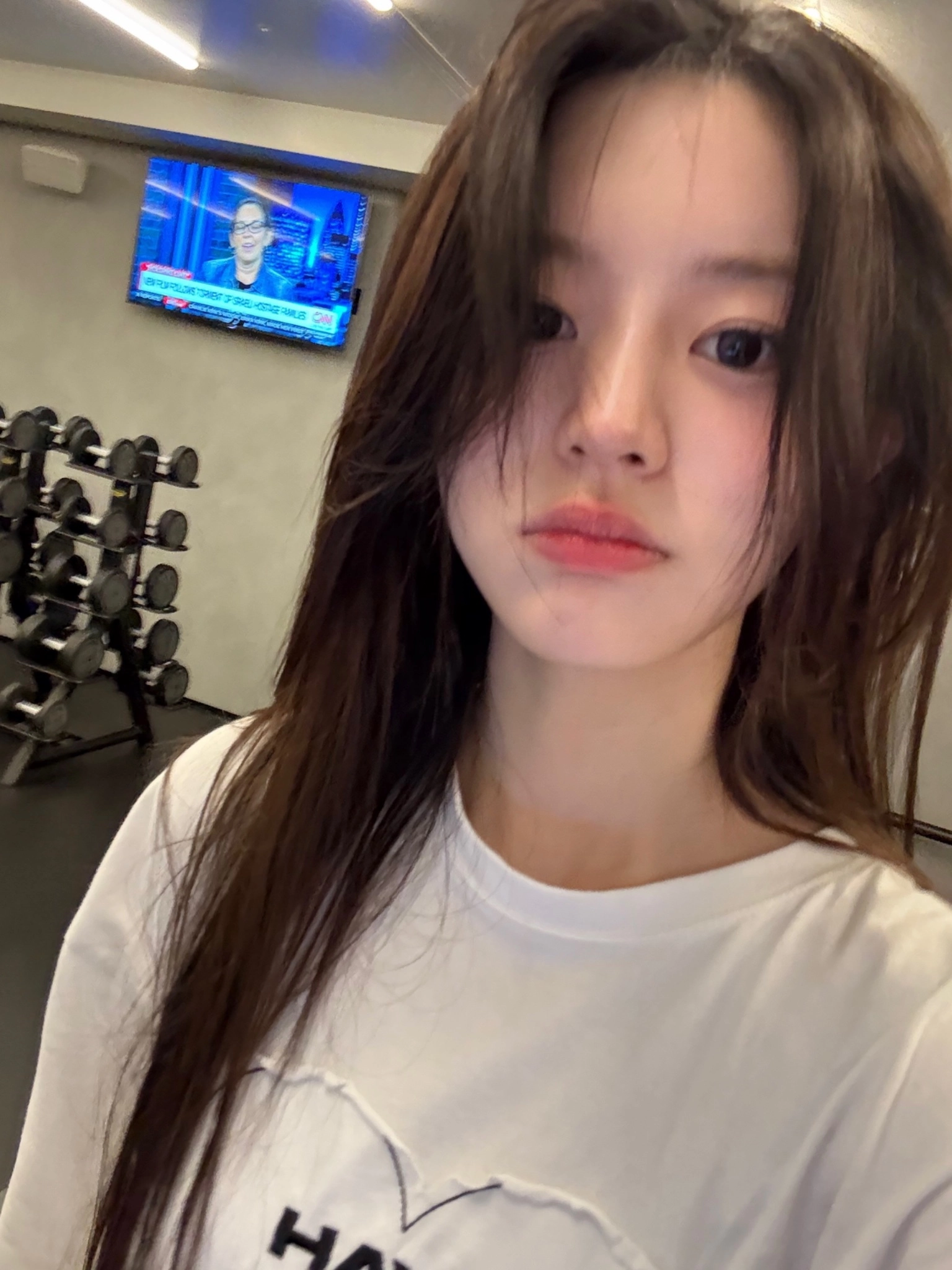 长长的头发和一张的嘴唇的女人。