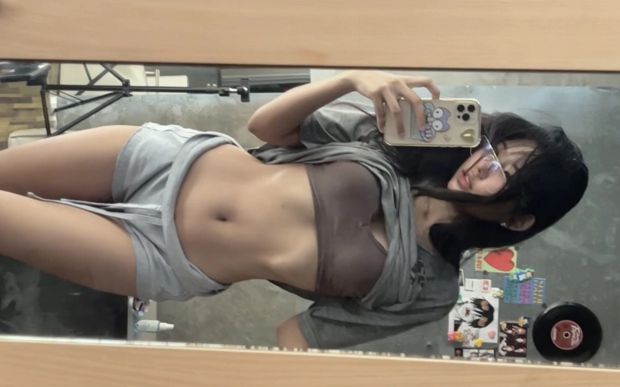 女人在镜子前拍自拍。