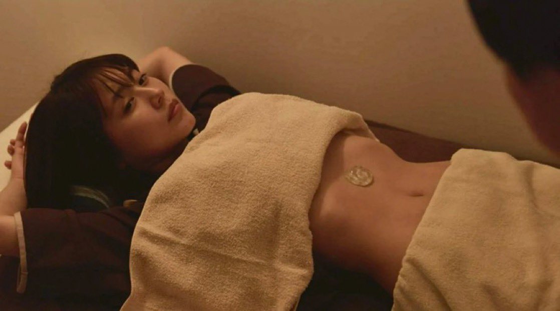 女人躺在床上,一件毛巾在她身上。