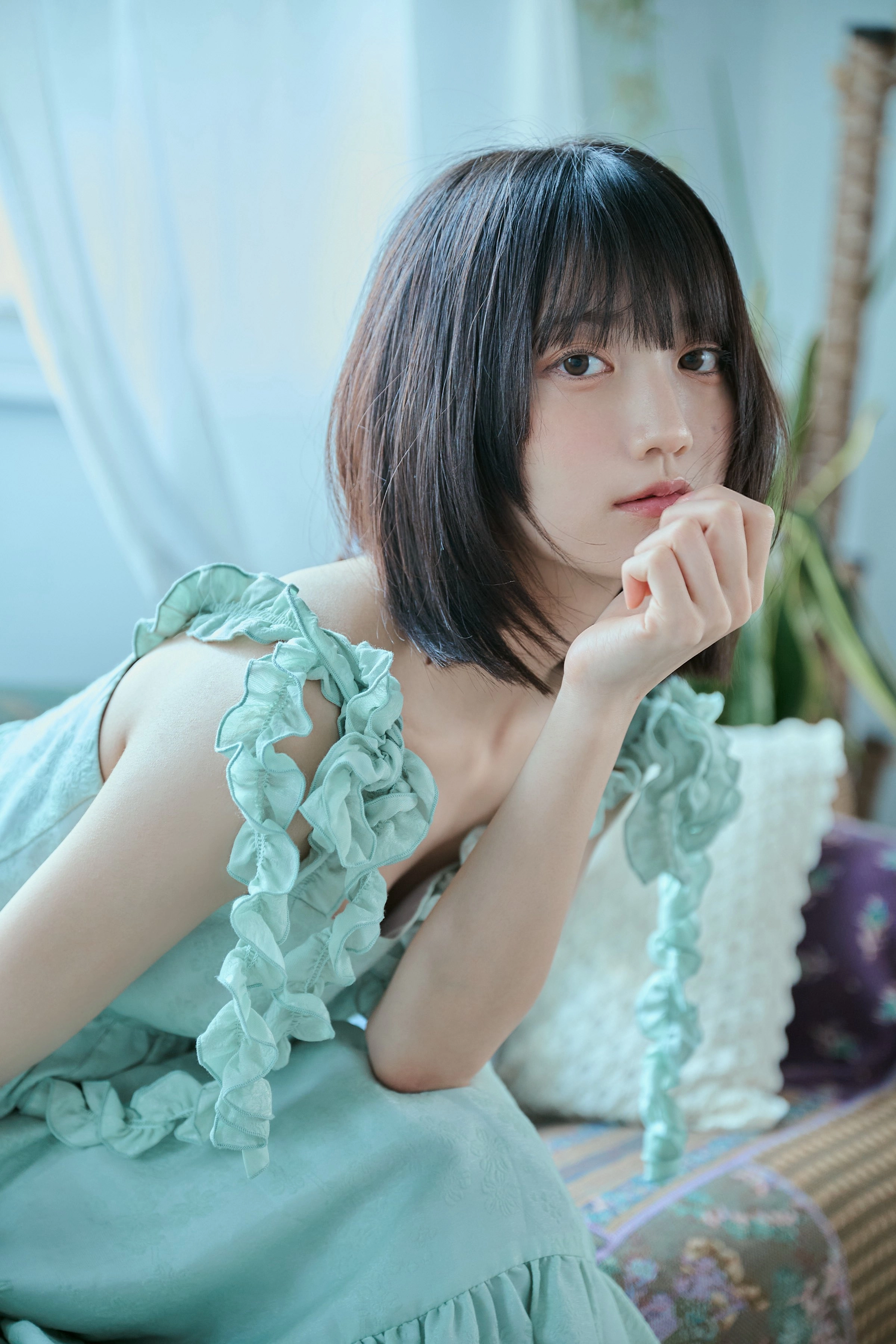 短发的女人,一个蓝色的裙子。