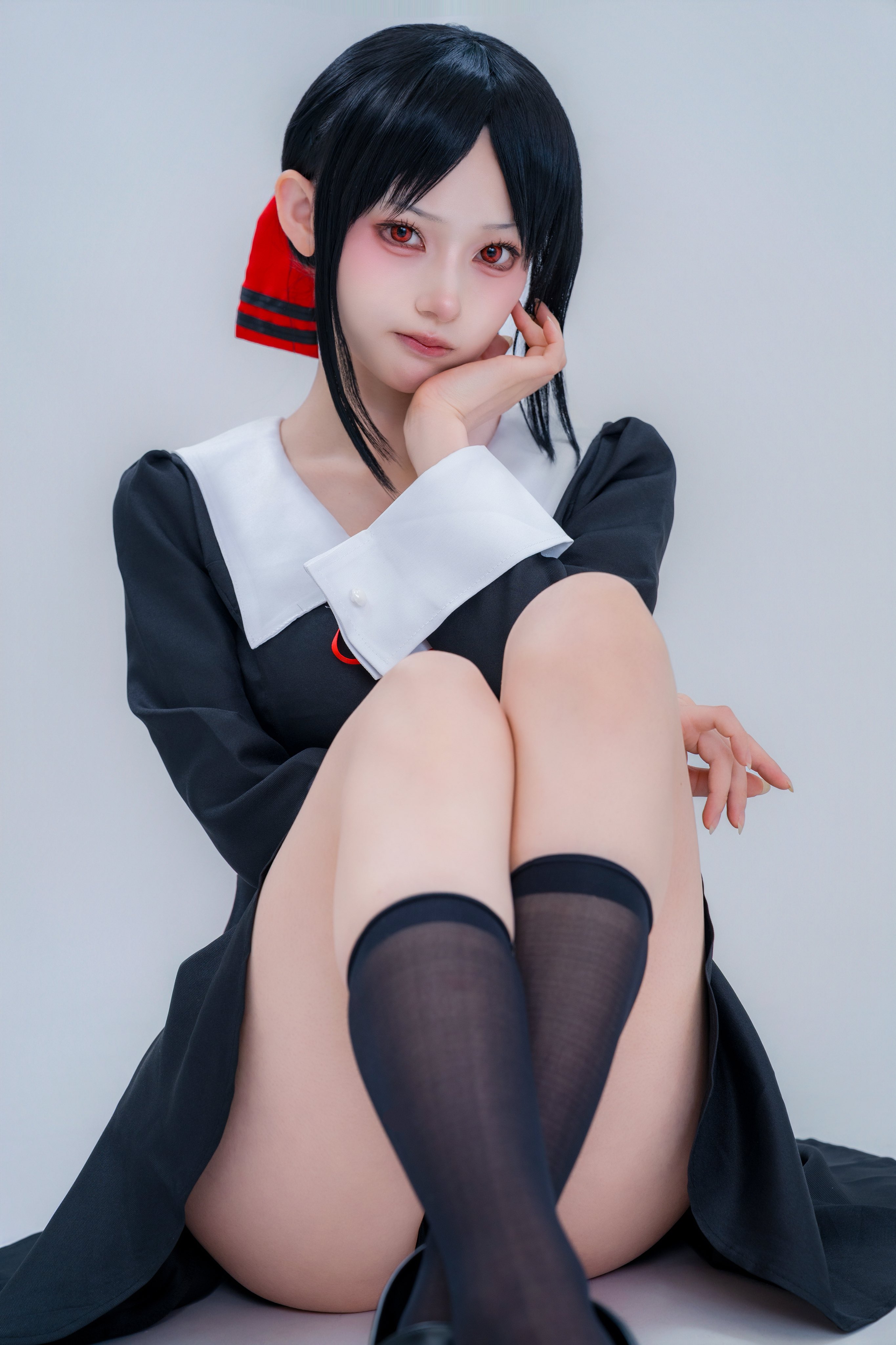 女人穿着一件黑白的裙子,有一条红色的弓。