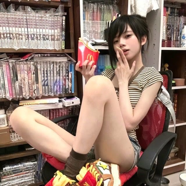 女人吃麦当劳的汉堡。