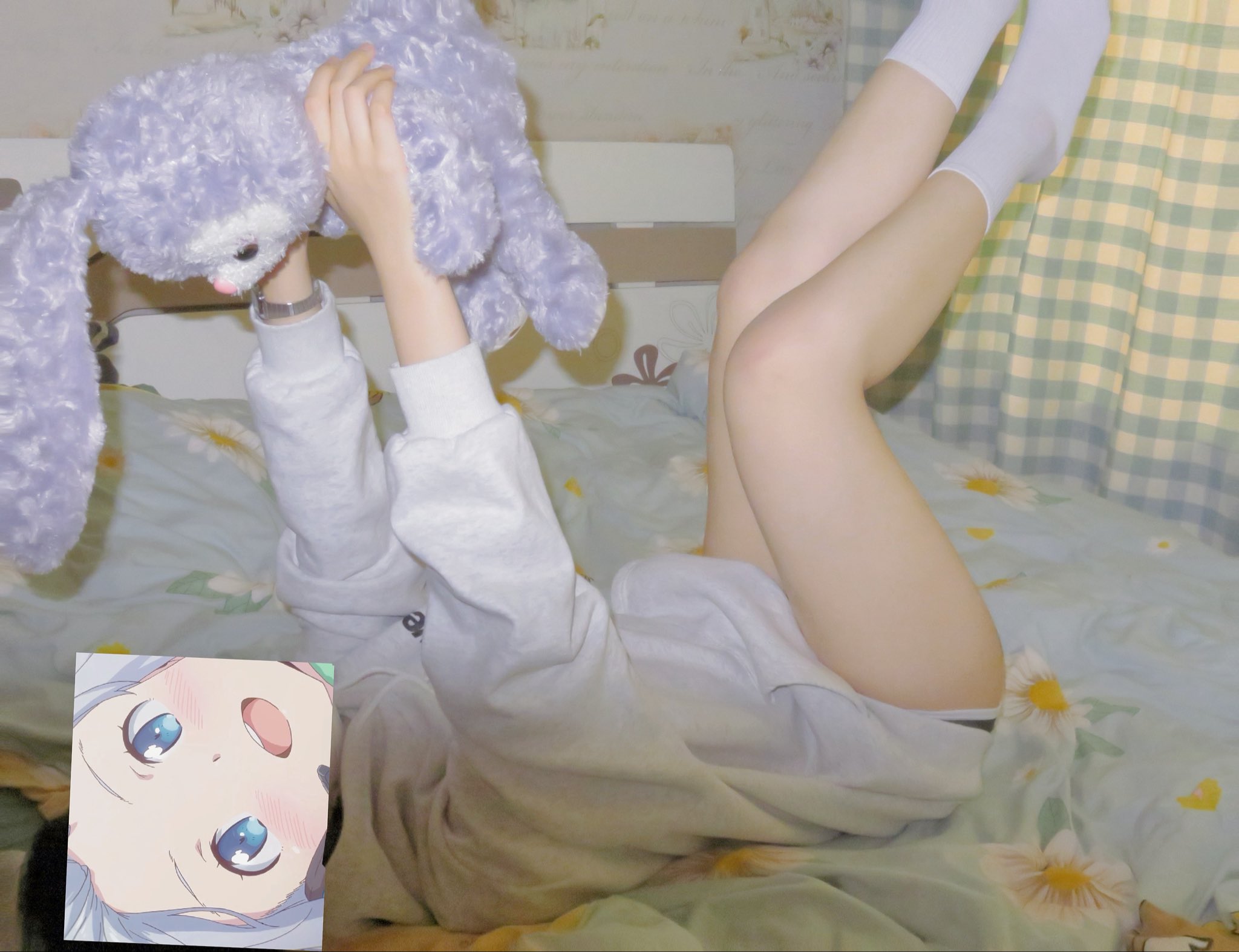 女孩躺在一张床上,带着一只被困的动物。