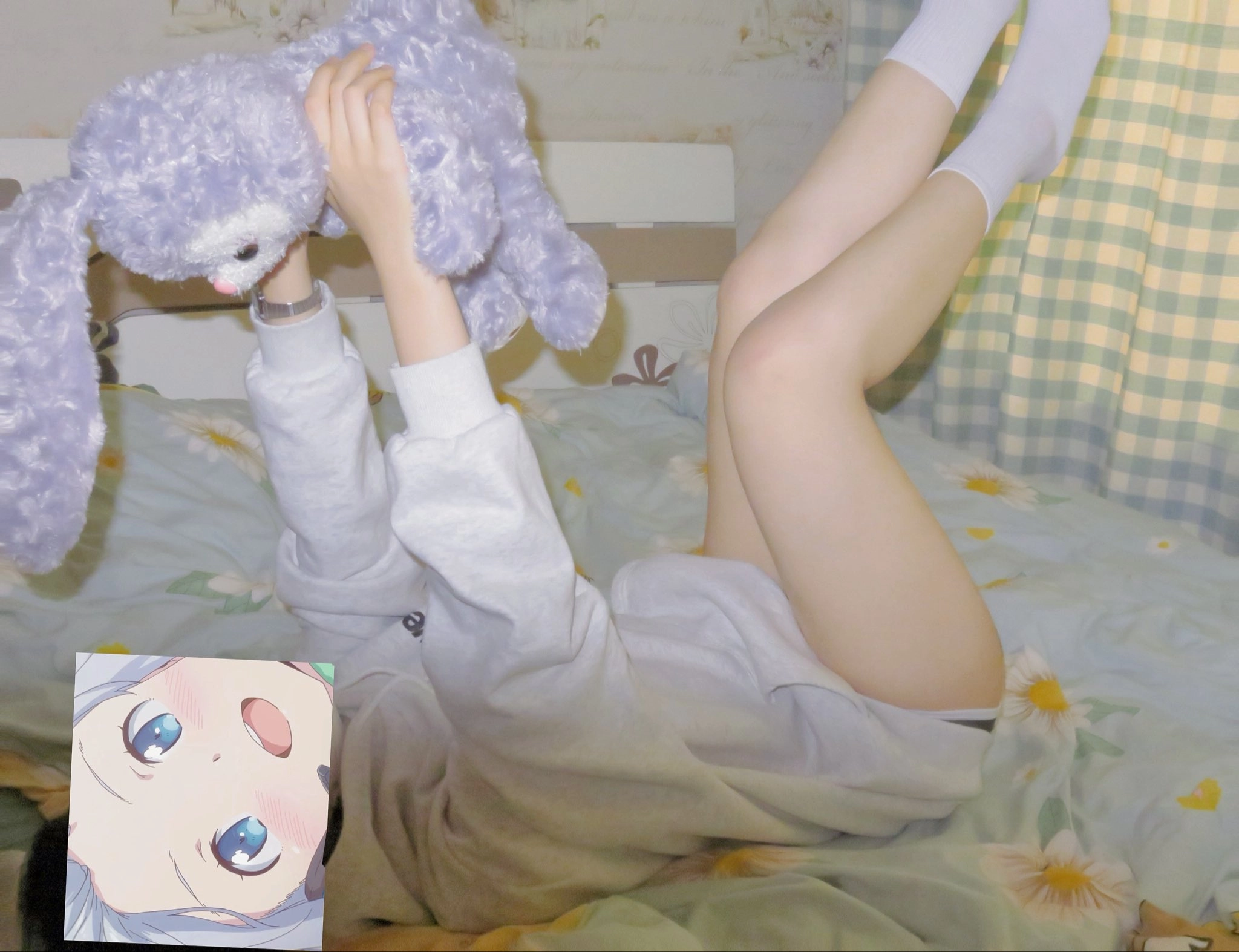 女孩躺在一张床上,带着一只被困的动物。