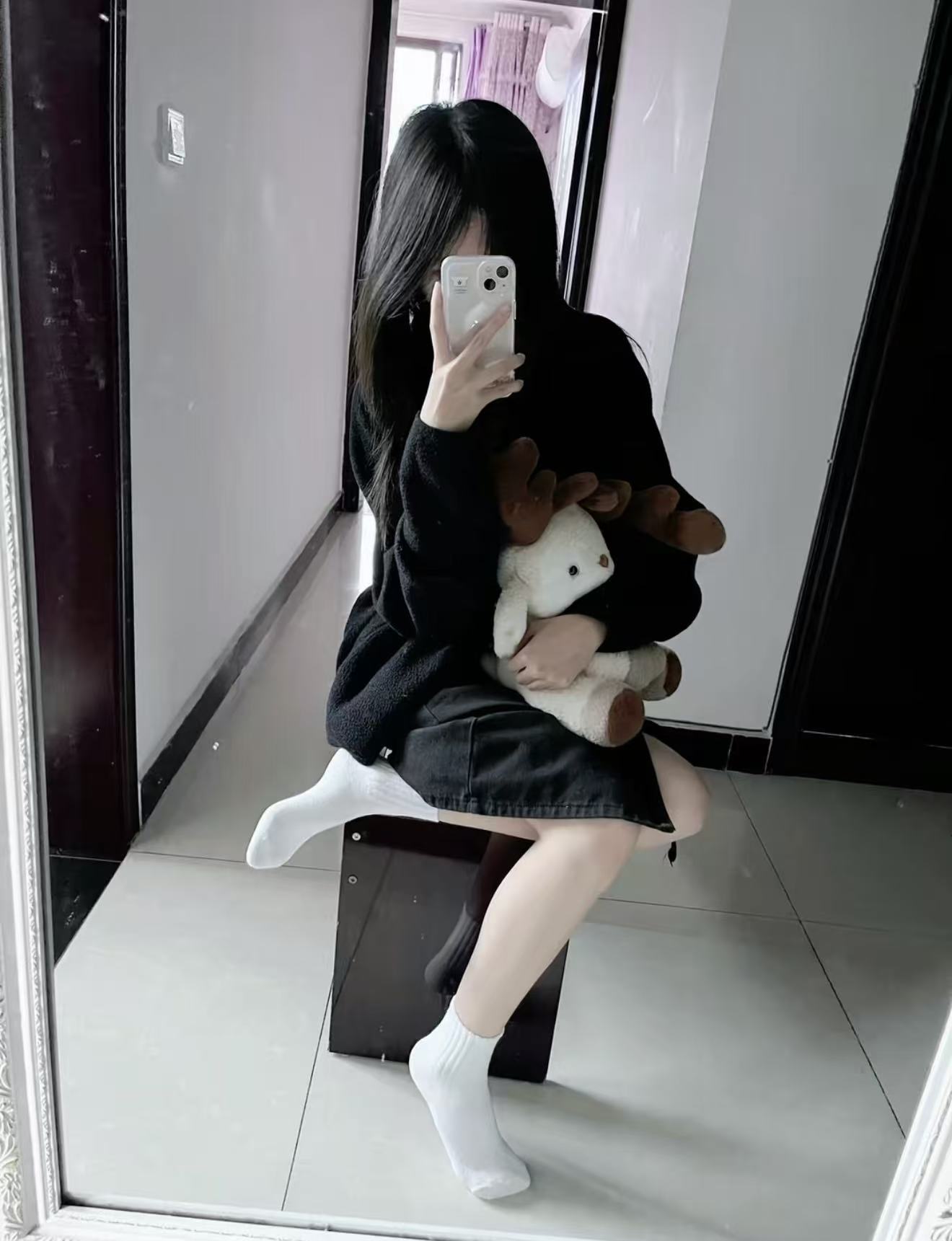 女孩用手机拍自拍。