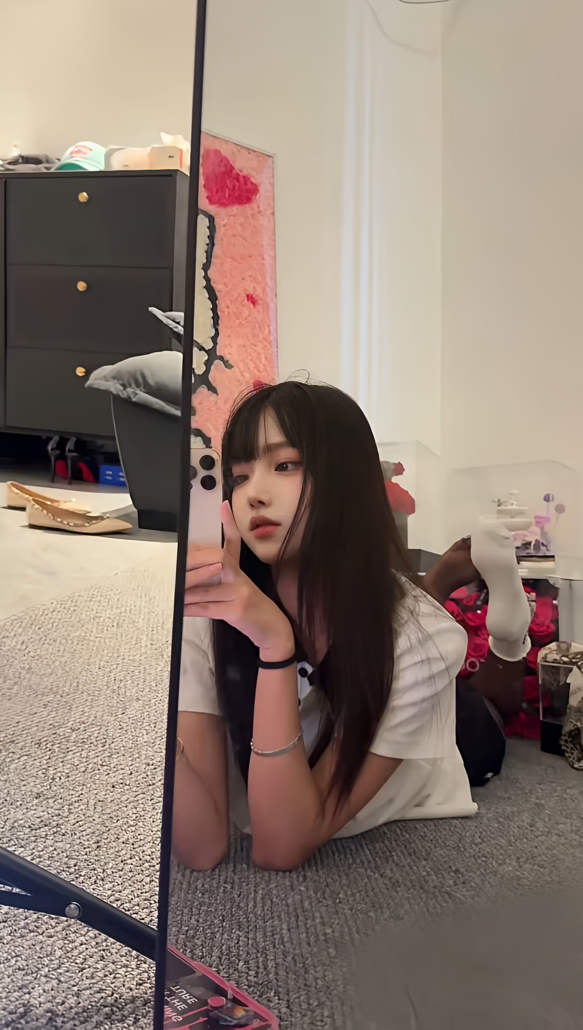 女孩在镜子前拍自拍。