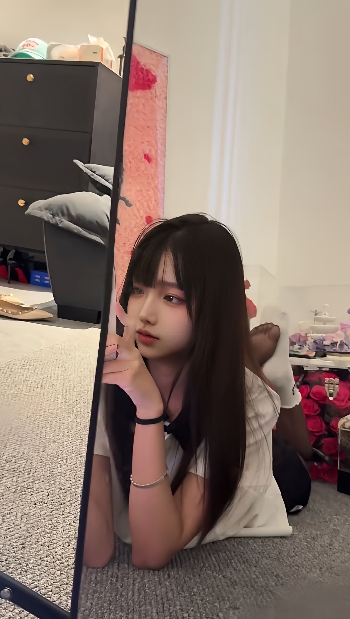 女孩在镜子前拍自拍。