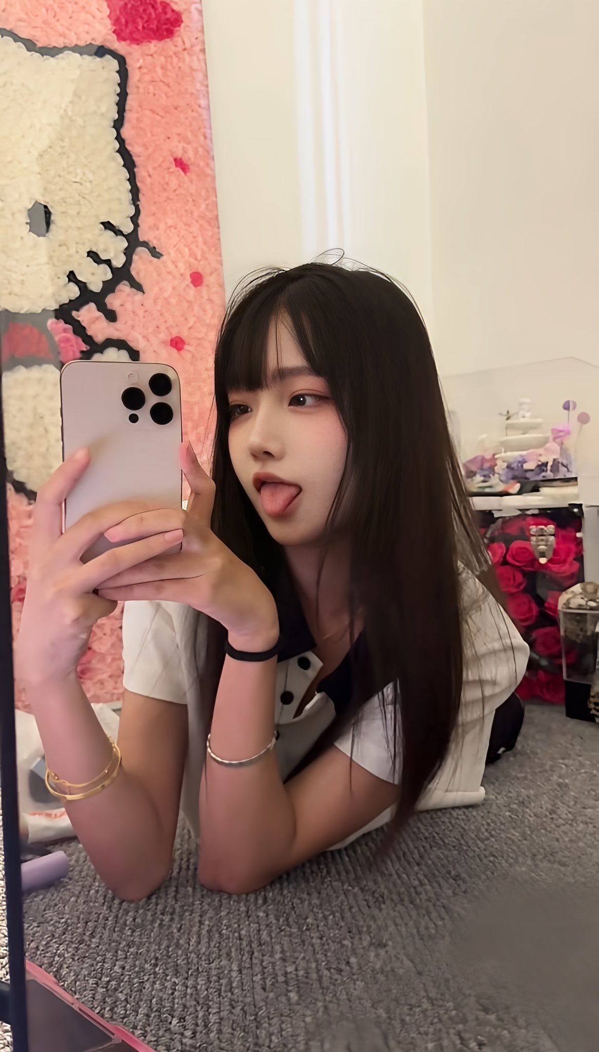 女孩在镜子前拍自拍。