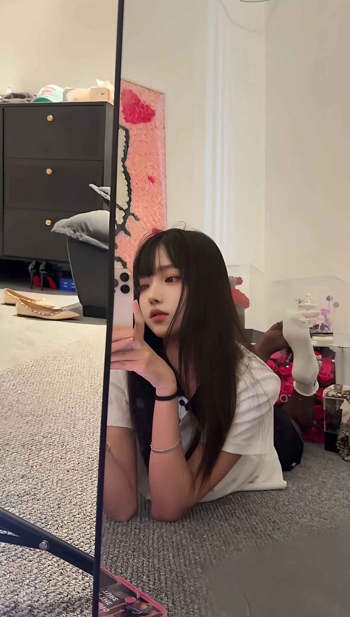 女孩在镜子前拍自拍。